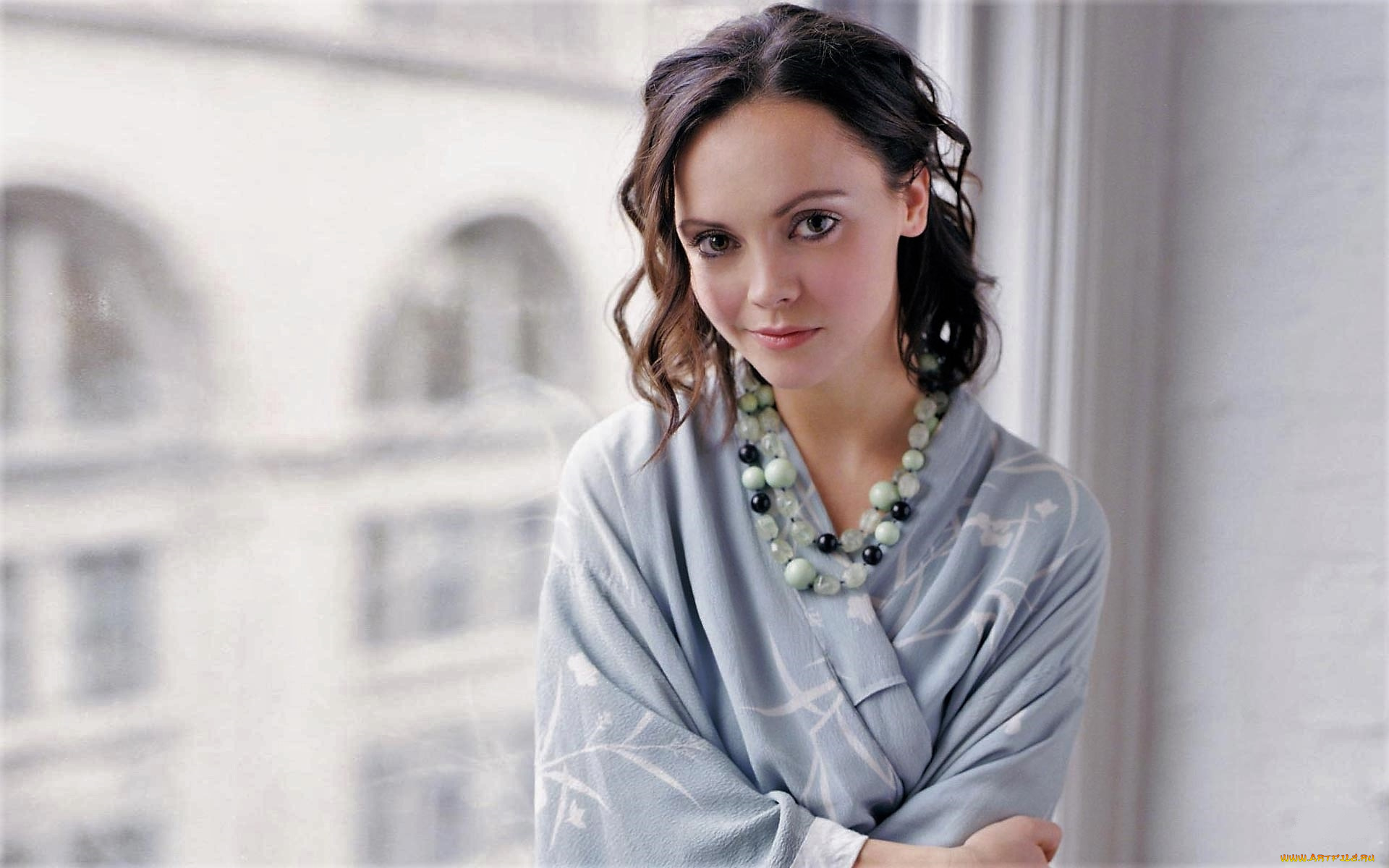 девушки, christina, ricci, актриса, халат, бусы, окно