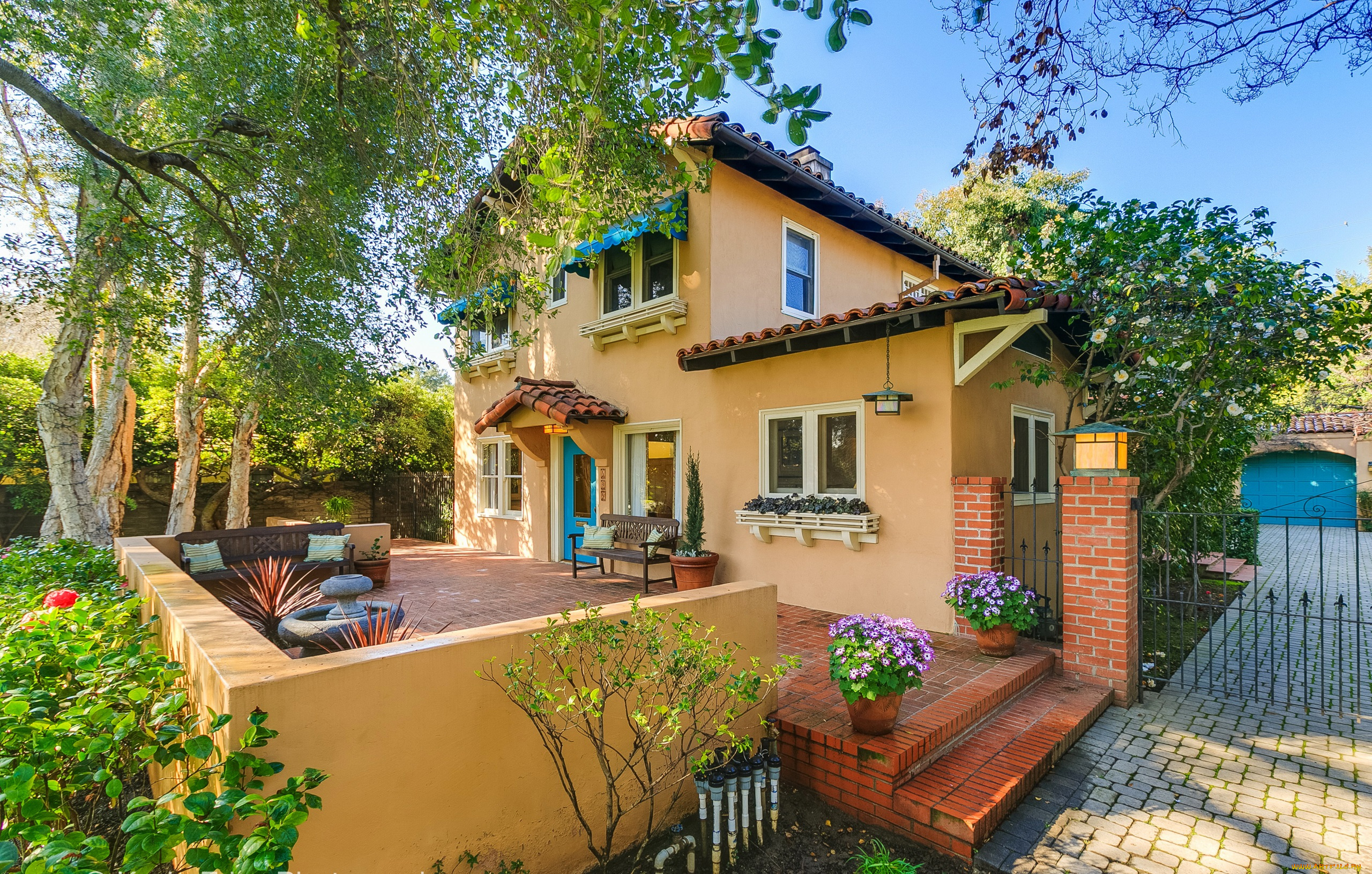 города, -, здания, , дома, двор, ворота, деревья, цветы, крыльцо, скамья, небо