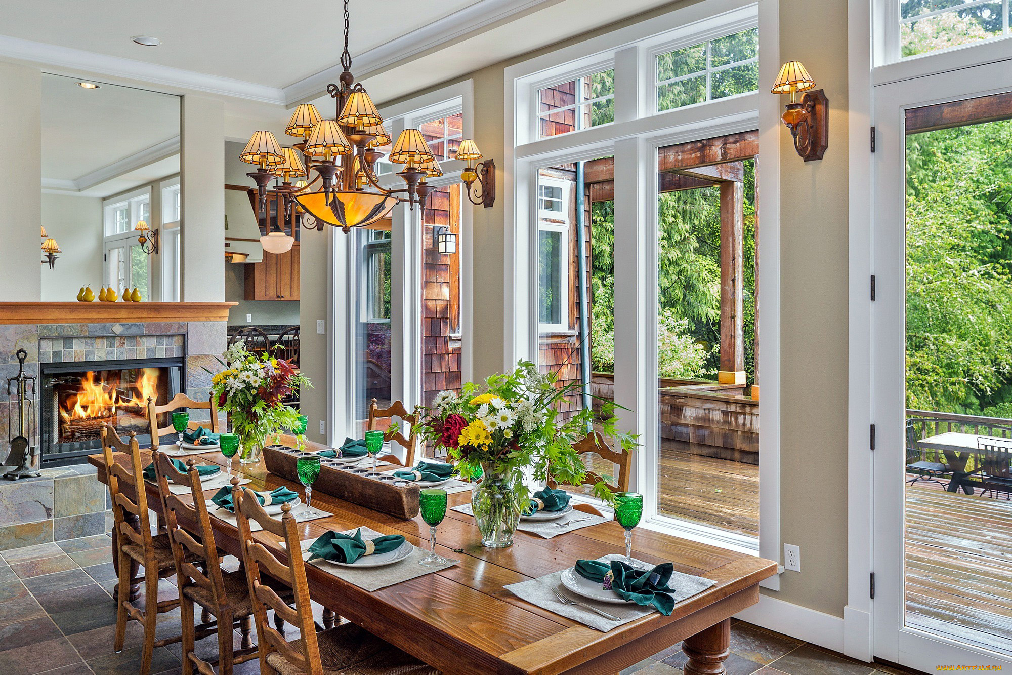 интерьер, столовая, букеты, камин, сервировка, люстра