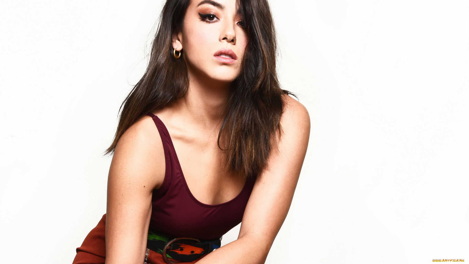 девушки, chloe, bennet, юбка, майка, брюнетка