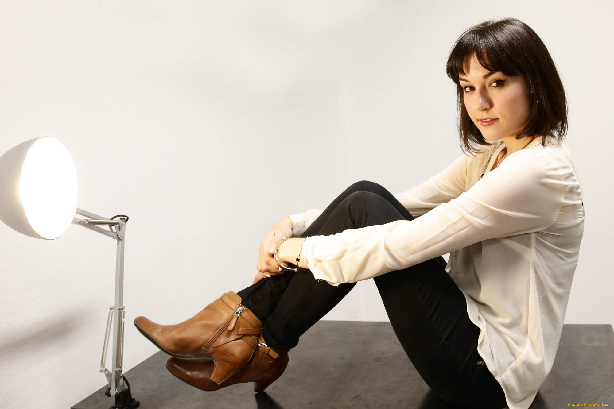 девушки, sasha, grey, , marina, ann, hantzis, брюнетка, рубашка, брюки, ботинки, лампа