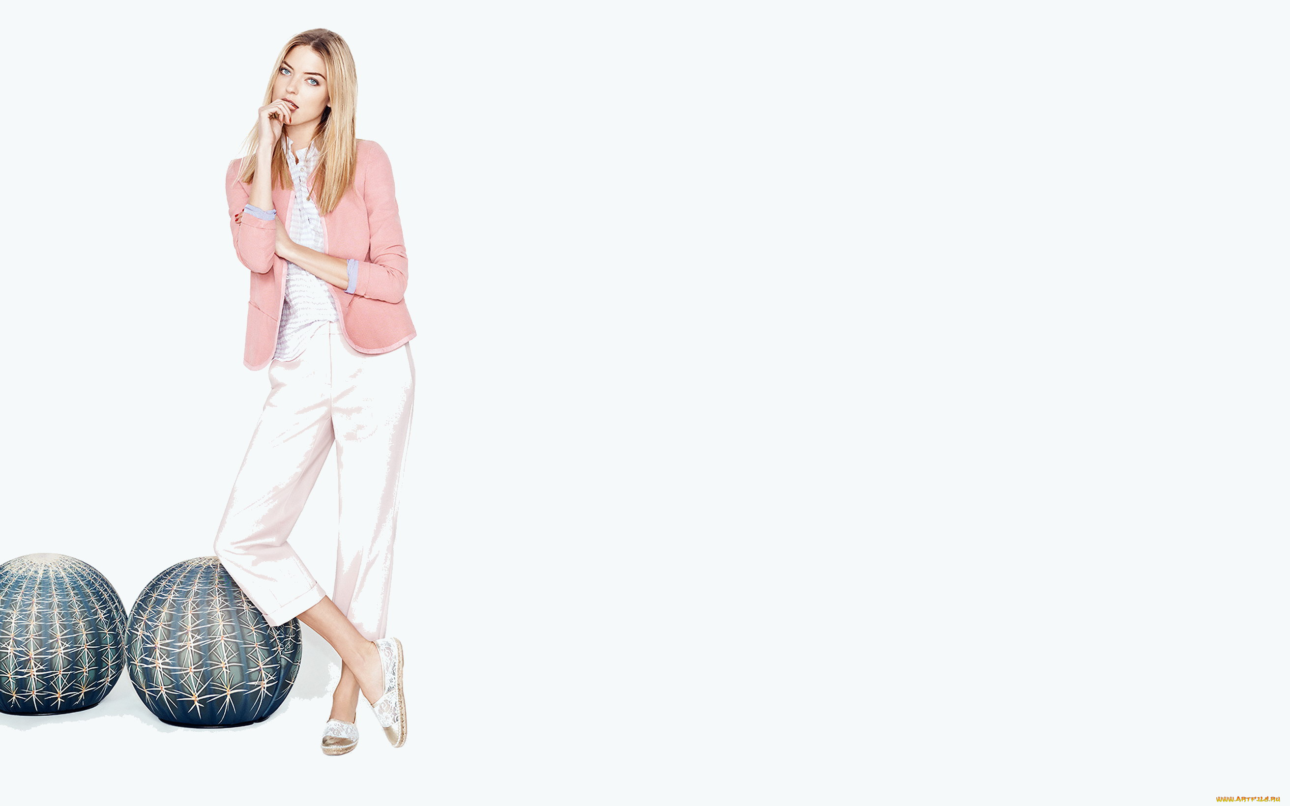 девушки, martha, hunt, модель, блондинка, жакет, брюки, мячи, кактусы
