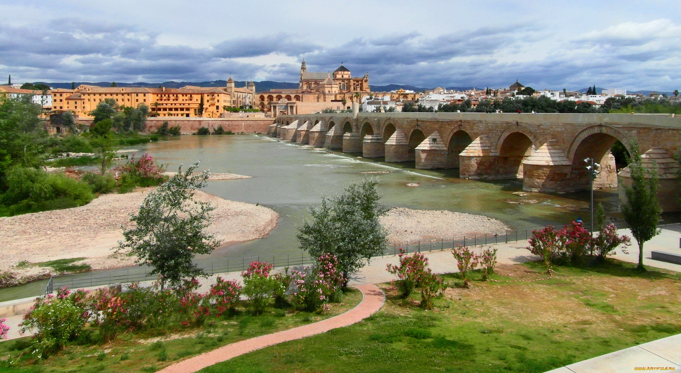 cordoba, andalusia, spain, города, мосты, испания, андалусия, кордова, река, гвадалквивир, набережная, кусты, деревья