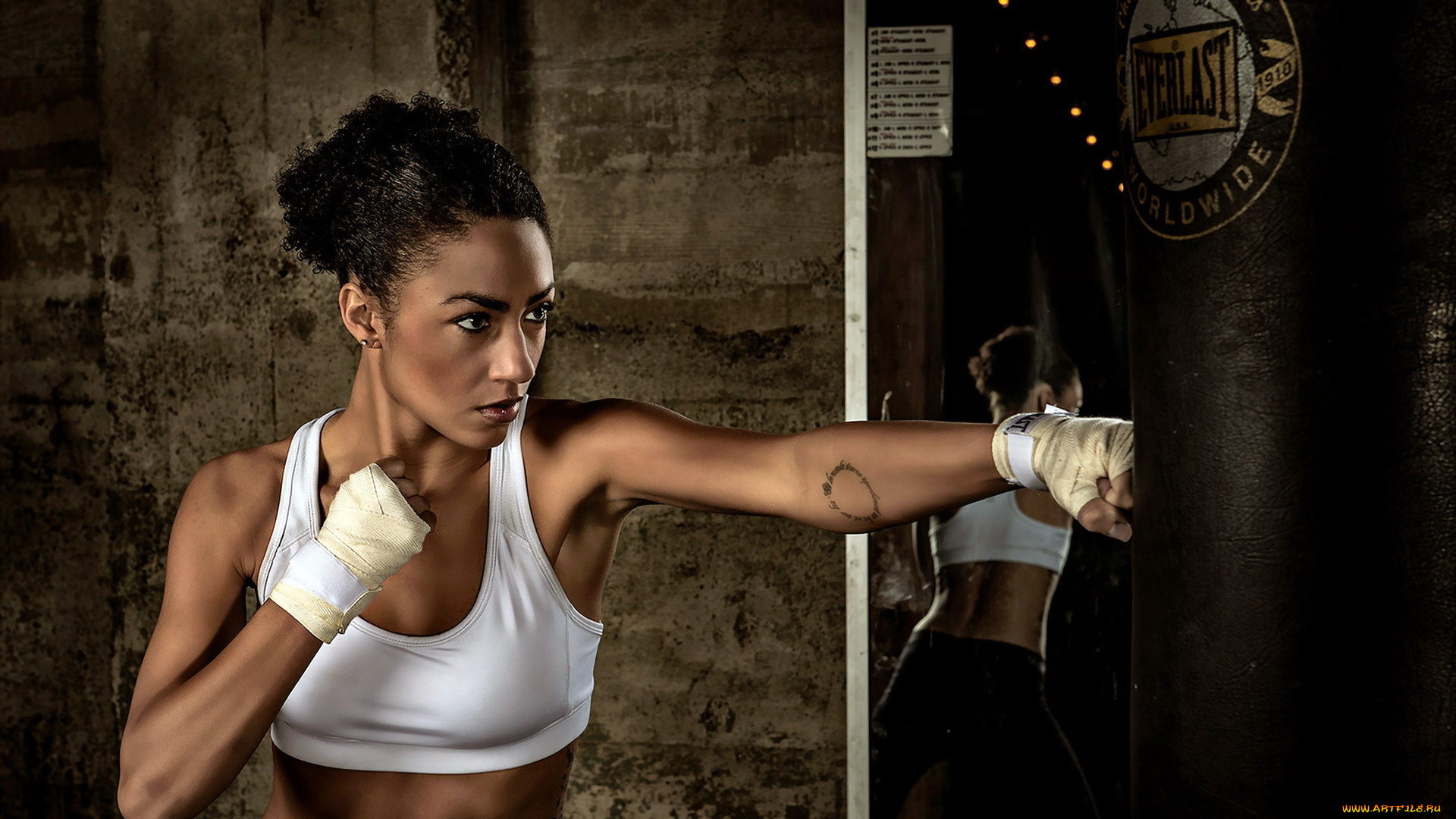 спорт, бокс, топ, бинты, зеркало, груша, удар, брюнетка, девушка