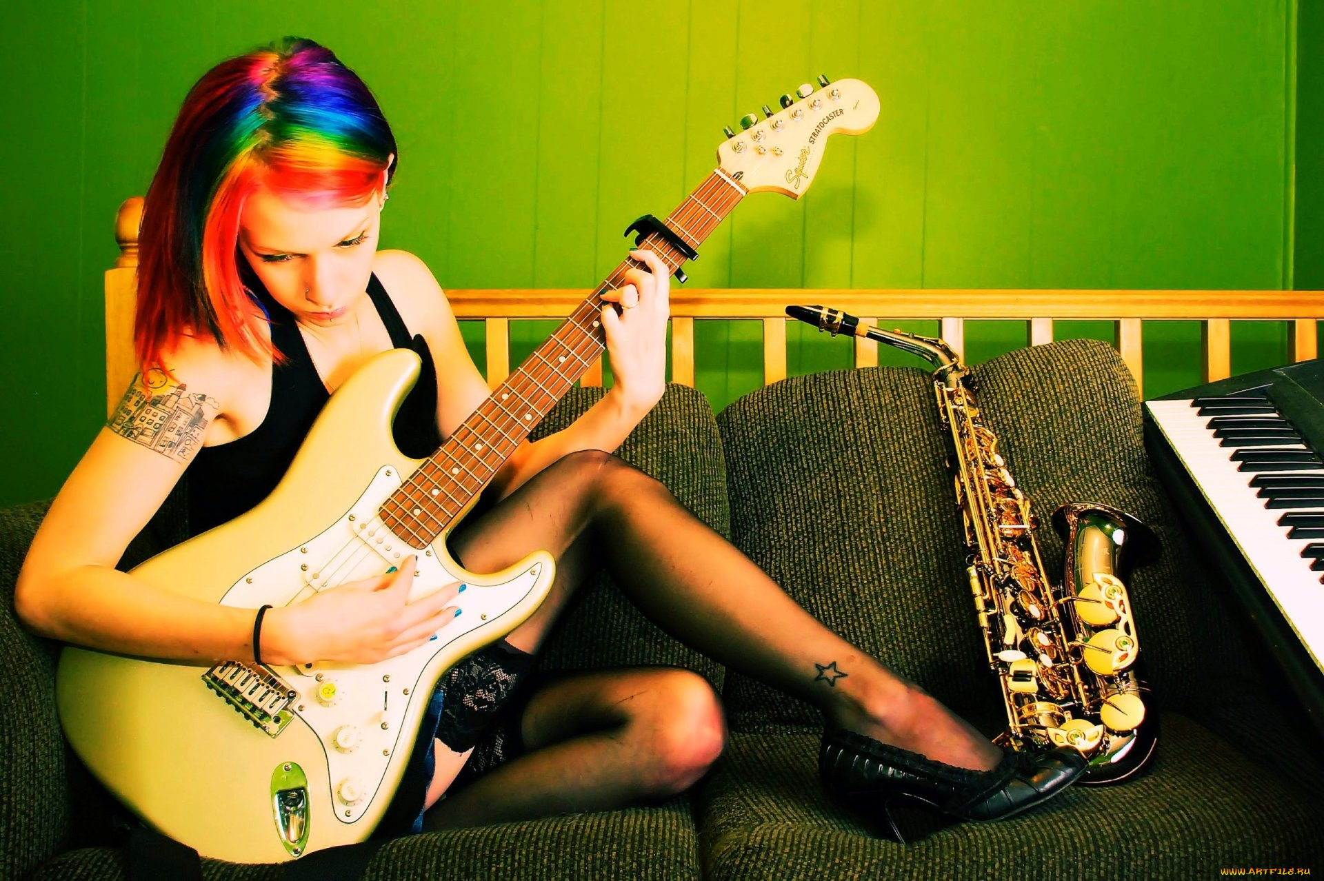 музыка, -другое, диван, клавиши, саксофон, гитара, девушка