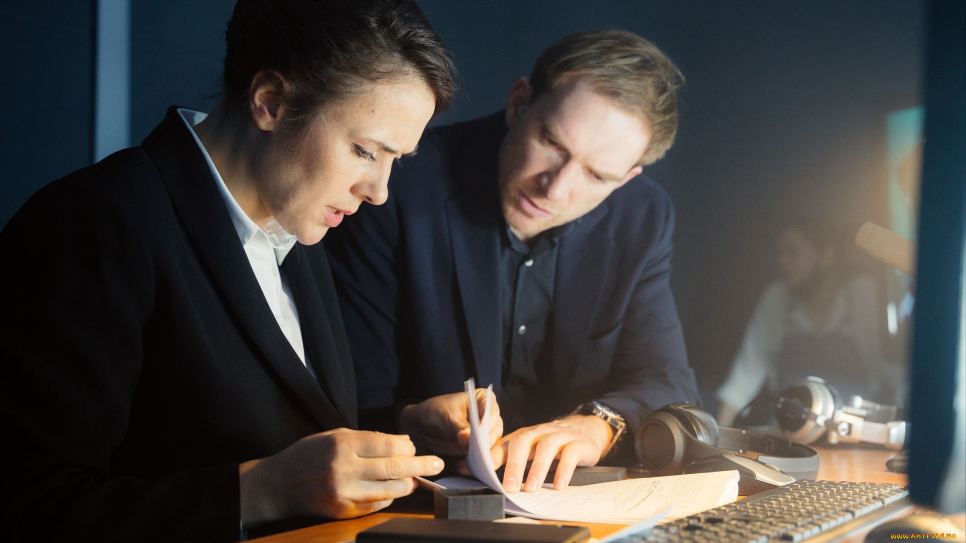 кино, фильмы, медиатор, , сериал, женщина, мужчина, бумаги, клавиатура