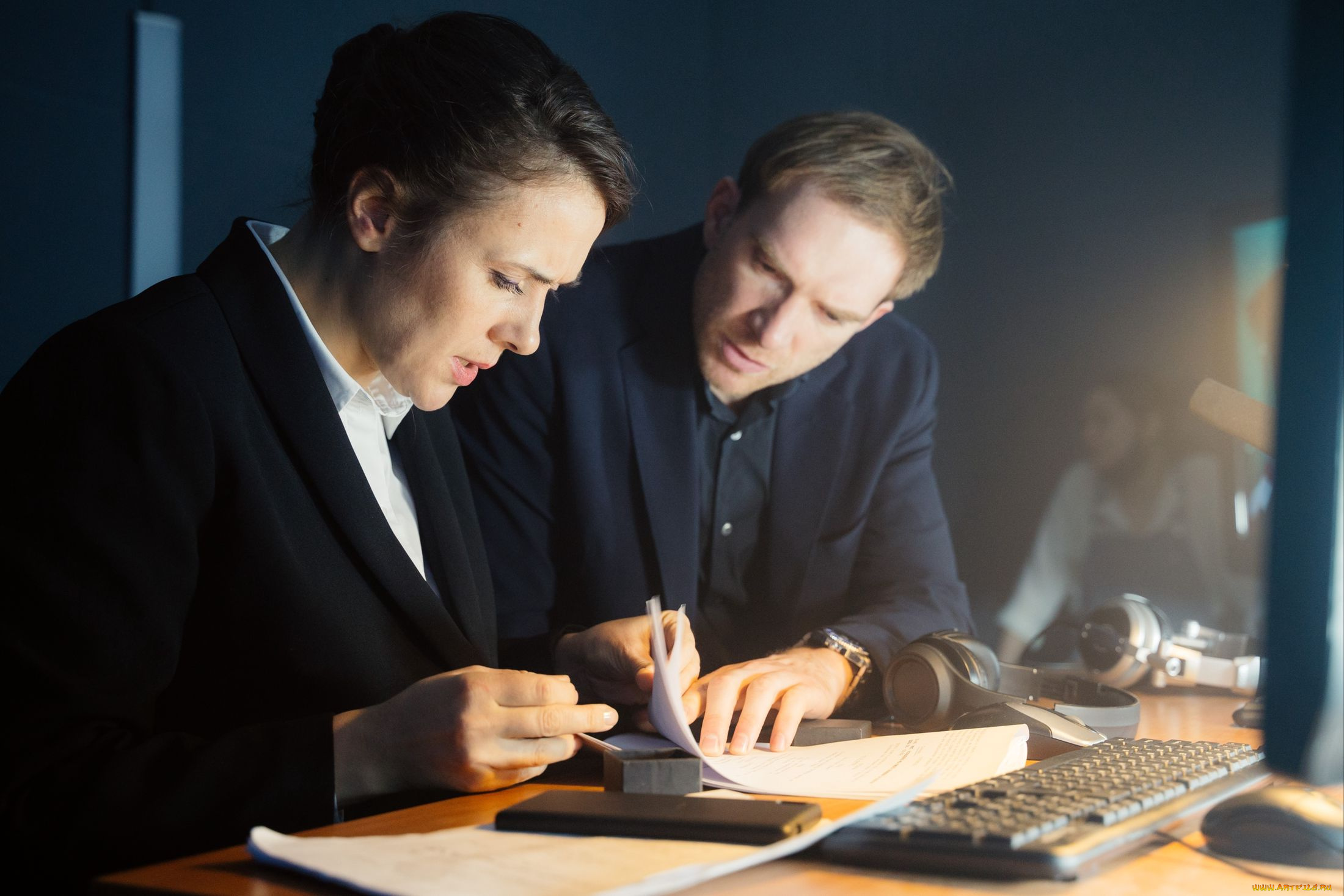 кино, фильмы, медиатор, , сериал, женщина, мужчина, бумаги, клавиатура