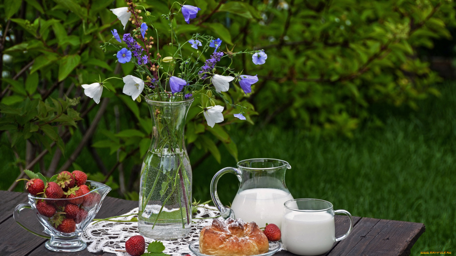 еда, натюрморт, наша, дача, дачное, утро, стекло, июль, летний, завтрак, лето, букетик, колокольчики, молоко, клубника, посуда, малина, букет, липецк, ягоды, цветы