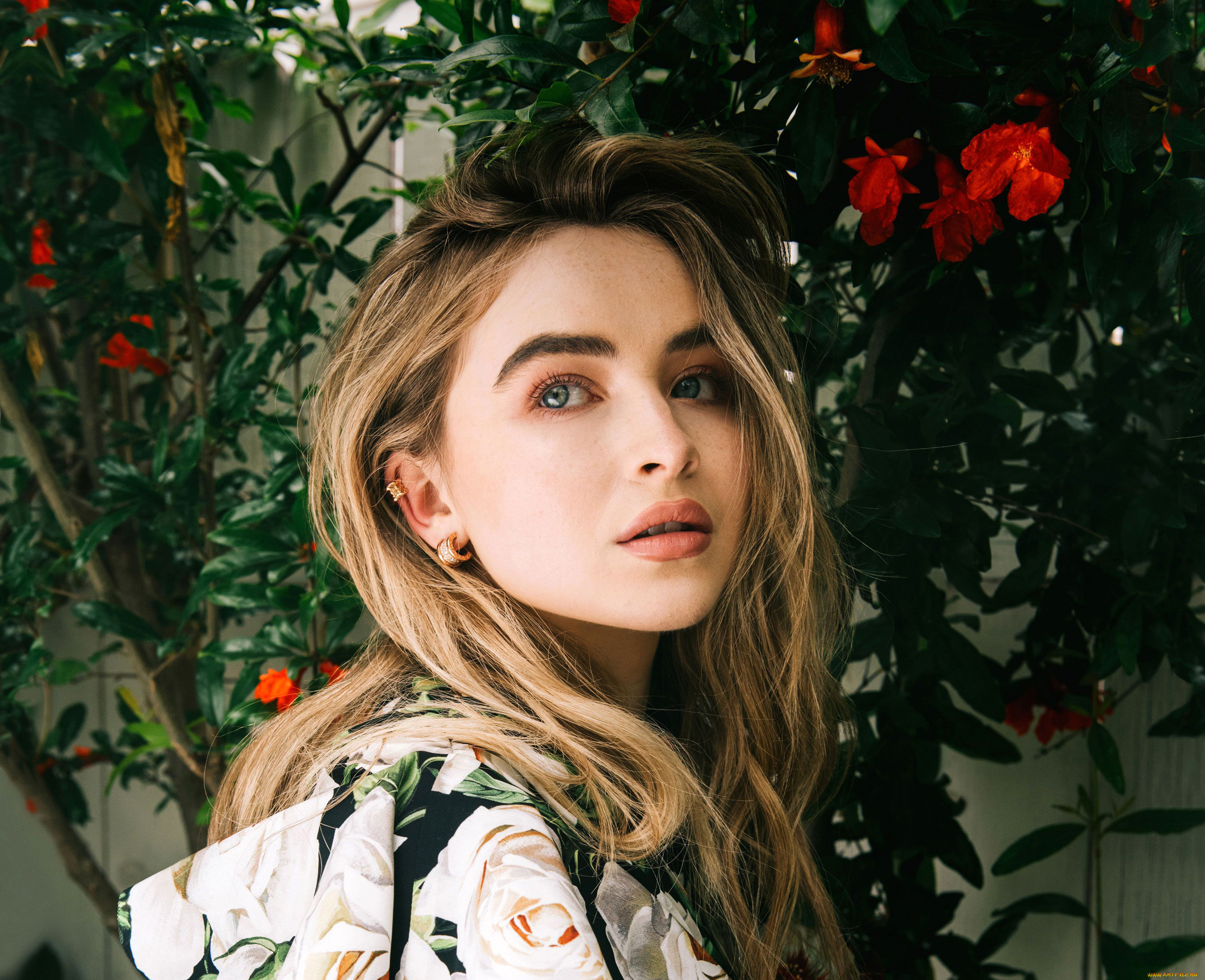 девушки, sabrina, carpenter, блондинка, лицо, куртка, цветы