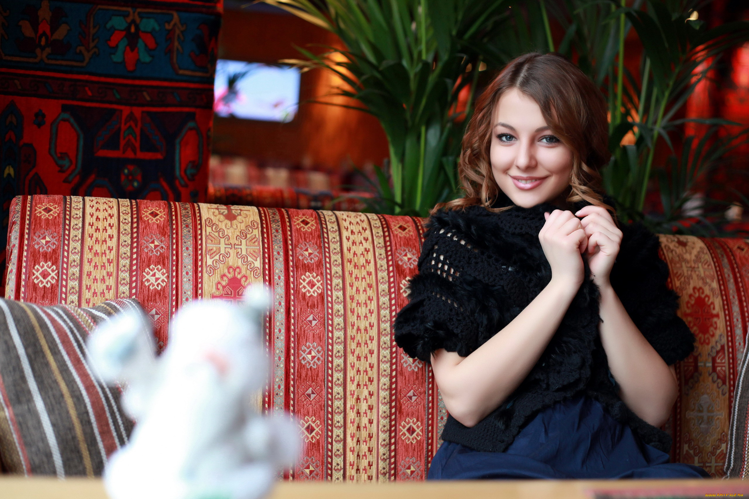 девушки, nikia, petite, , nikia, a, , ника, федорова, диван, подушка, улыбка