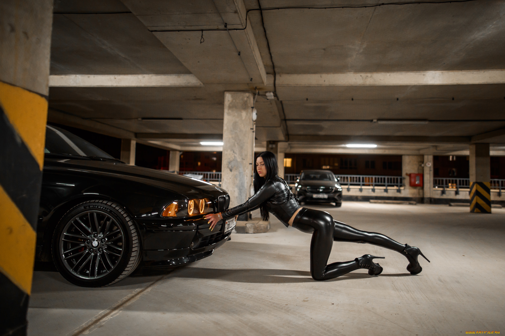 девушка, и, авто, автомобили, -авто, с, девушками, девушка, женщина, брюнетка, темноволосая, сексуальная, модель, звезда, позирует, разная, обувь, верхняя, стильная, одежда, нижнее, эротическое, бельё, трусы, лифчик, колготки, чулки, аксессуары, макияж, и, множество, элементов, на, фотографии