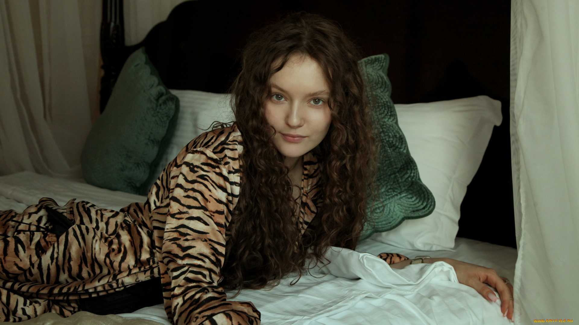 сексуальная, девушка, девушки, -, брюнетки, , шатенки, девушка, женщина, брюнетка, темноволосая, сексуальная, модель, звезда, позирует, разная, обувь, верхняя, стильная, одежда, нижнее, эротическое, бельё, трусы, лифчик, колготки, чулки, аксессуары, макияж, и, множество, элементов, на, фотографии