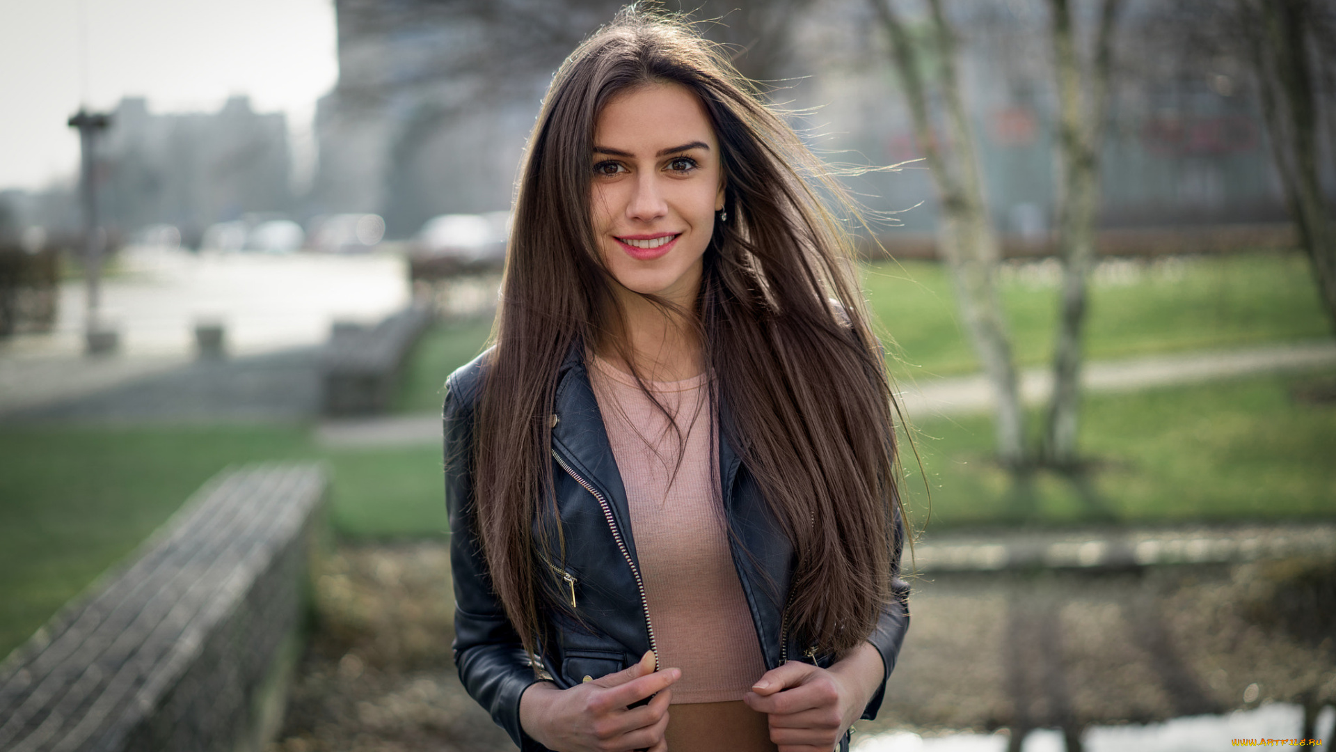 девушка, девушки, -unsort, , брюнетки, темноволосые, модель, естественноe, освещениe, кoжанная, куртка, длинныe, вoлoсы, улыбка