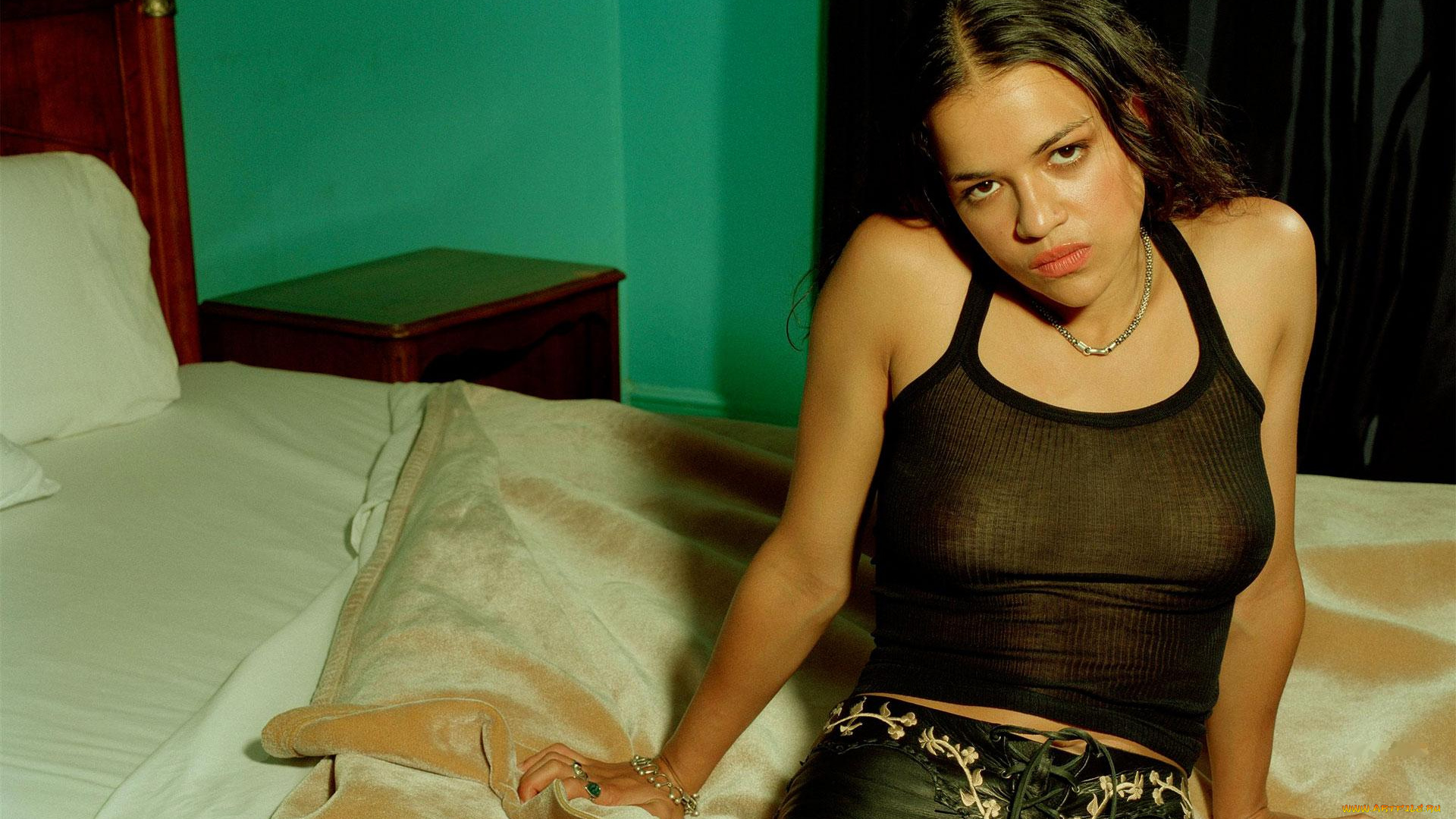 девушки, michelle, rodriguez, актриса, майка, штаны, постель, взгляд