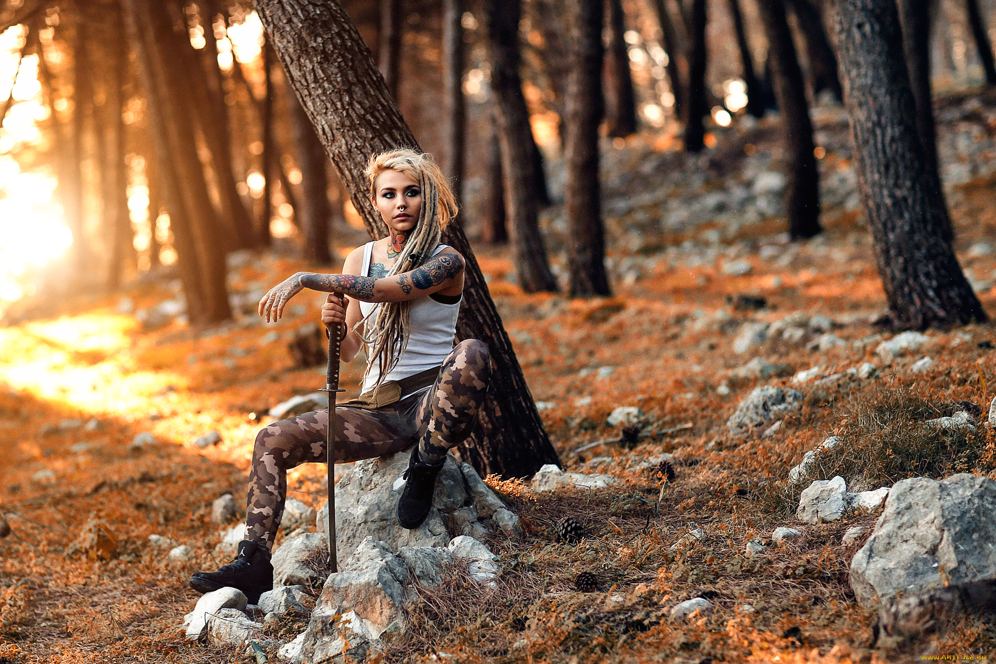 felisja, piana, девушки, felisja, piana, меч, оружие, лес, cosplay, девушка, модель, крашеная, тату, татуировка, рисунки, кожа, пирсинг, поза, макияж, причёска, красотка, сексуальная, экстравагантная, наряд