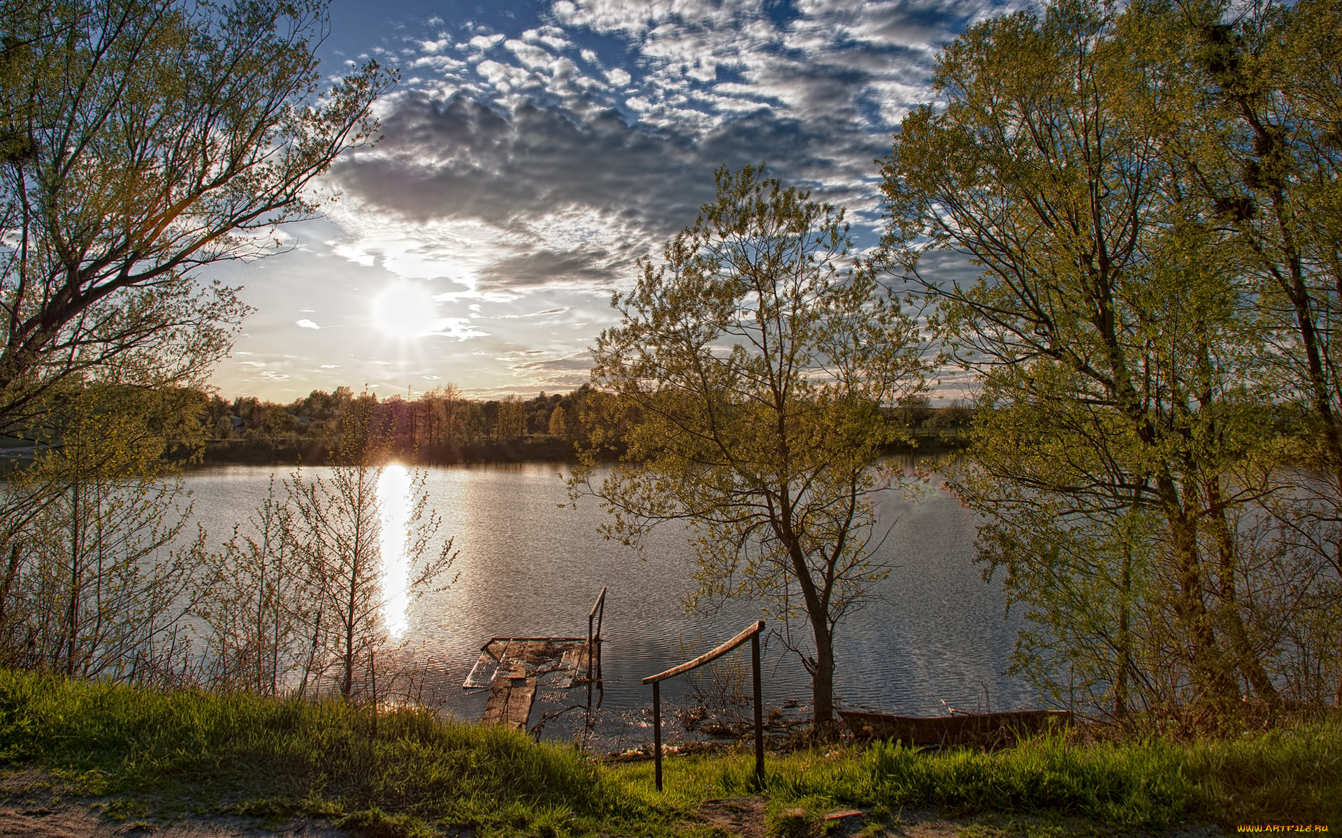 природа, реки, озера, лес, озеро, ивы, тропинка, мостик, солнце, тучи
