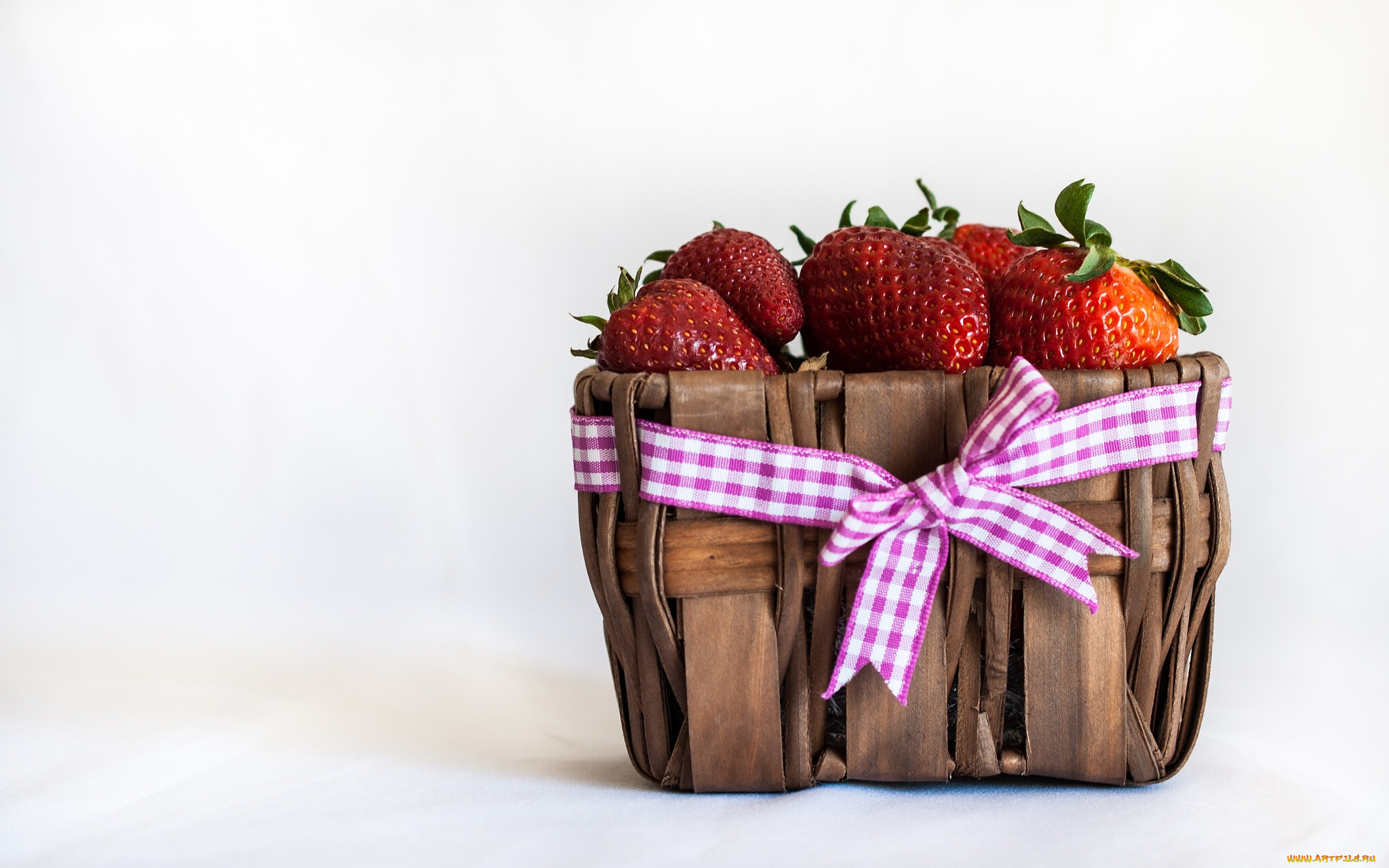 еда, клубника, земляника, ягоды, лукошко, бантик