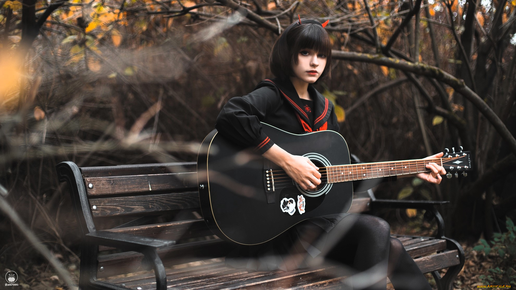 девушки, tenletters, образ, косплей, наряд, рожки, брюнетка, платье, гитара, скамейка, кусты, парк, осень