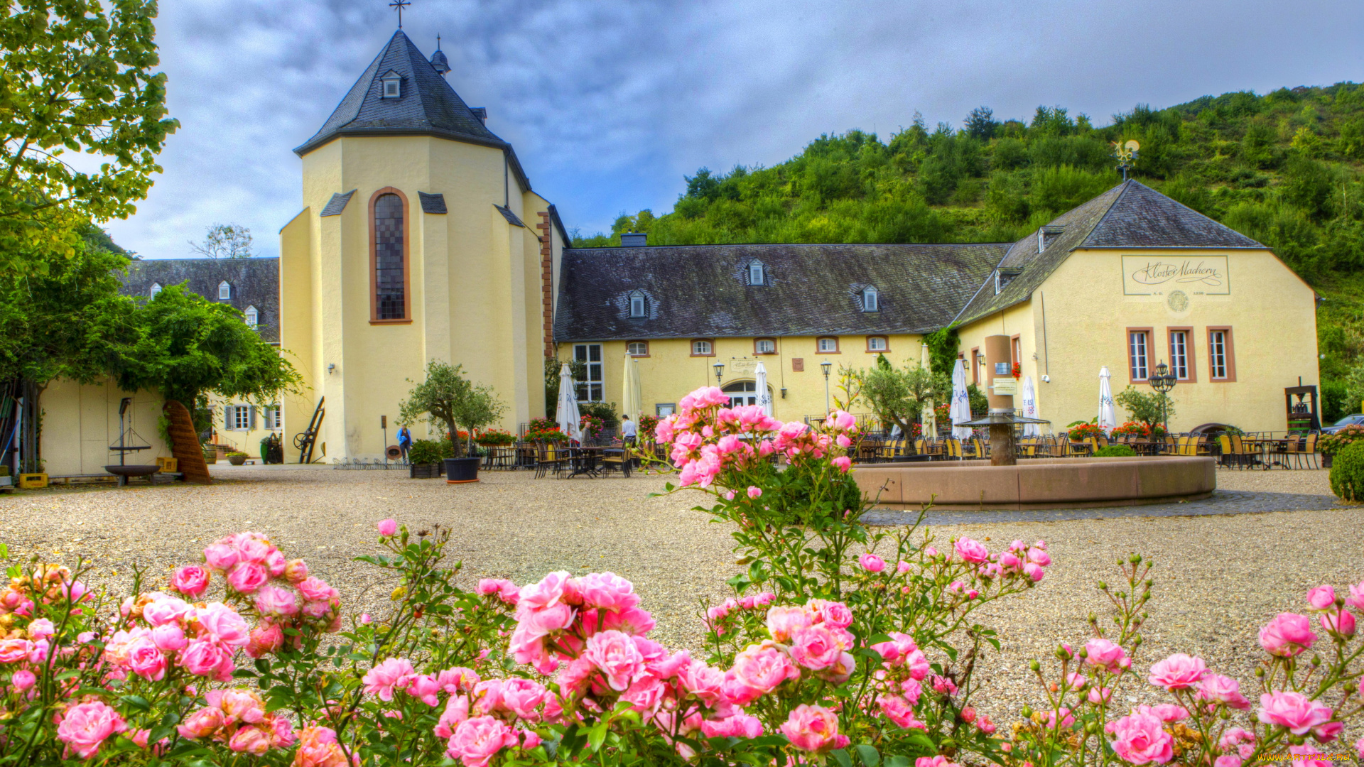 бернкастель-кус, германия, города, -, католические, соборы, , костелы, , аббатства, цветы, площадь, храм, германия, бернкастель-кус