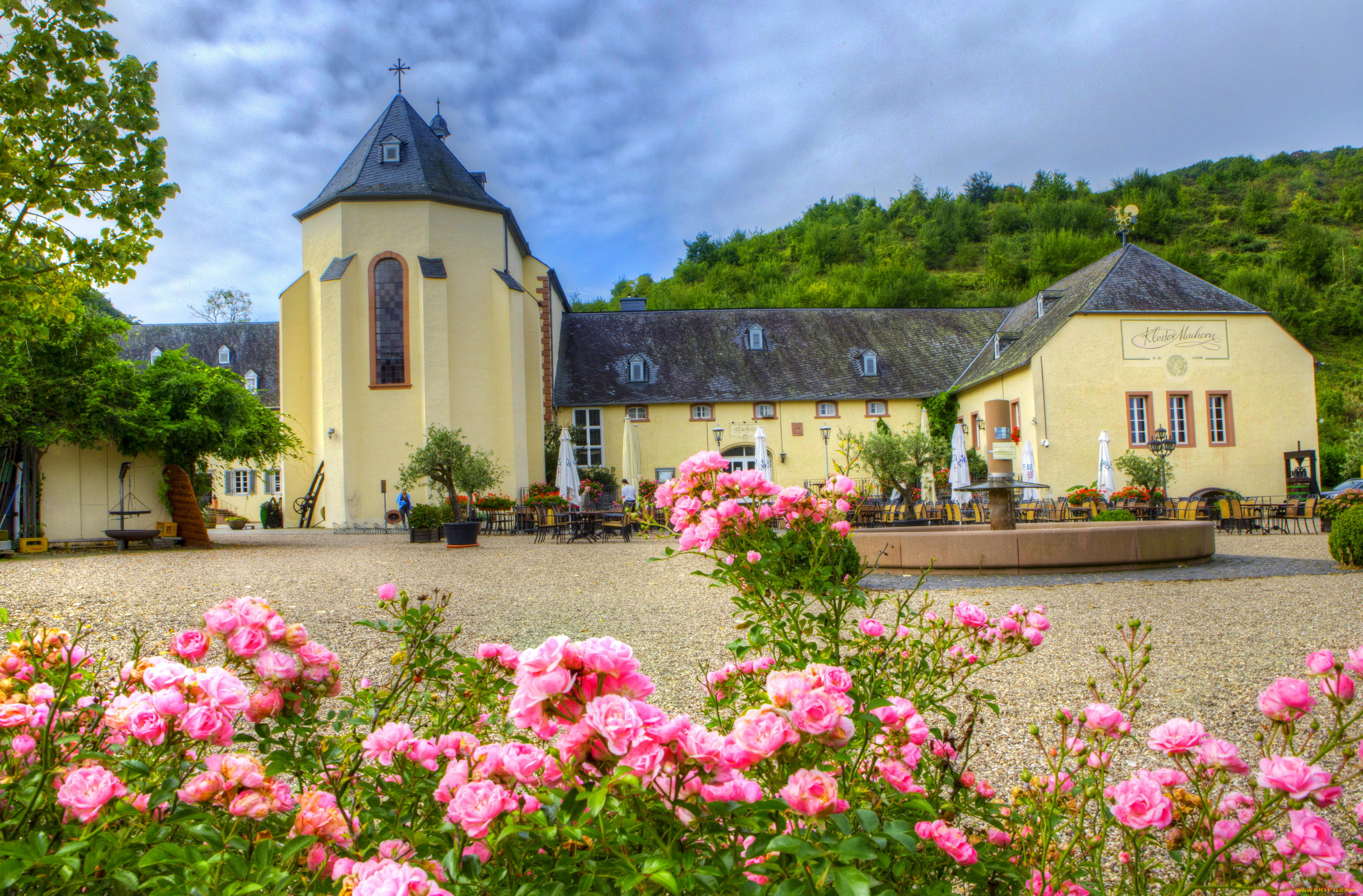 бернкастель-кус, германия, города, -, католические, соборы, , костелы, , аббатства, цветы, площадь, храм, германия, бернкастель-кус