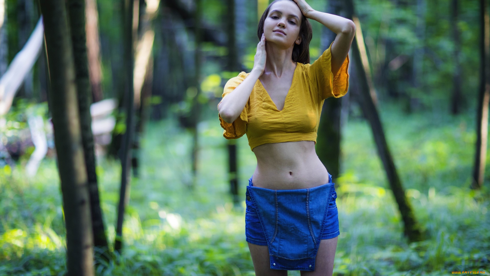 девушки, lara, masier, девушка, взгляд, брюнетка, грудь, лес, lara, masier, фон, ножки, шорты, живот, футболка, бюст