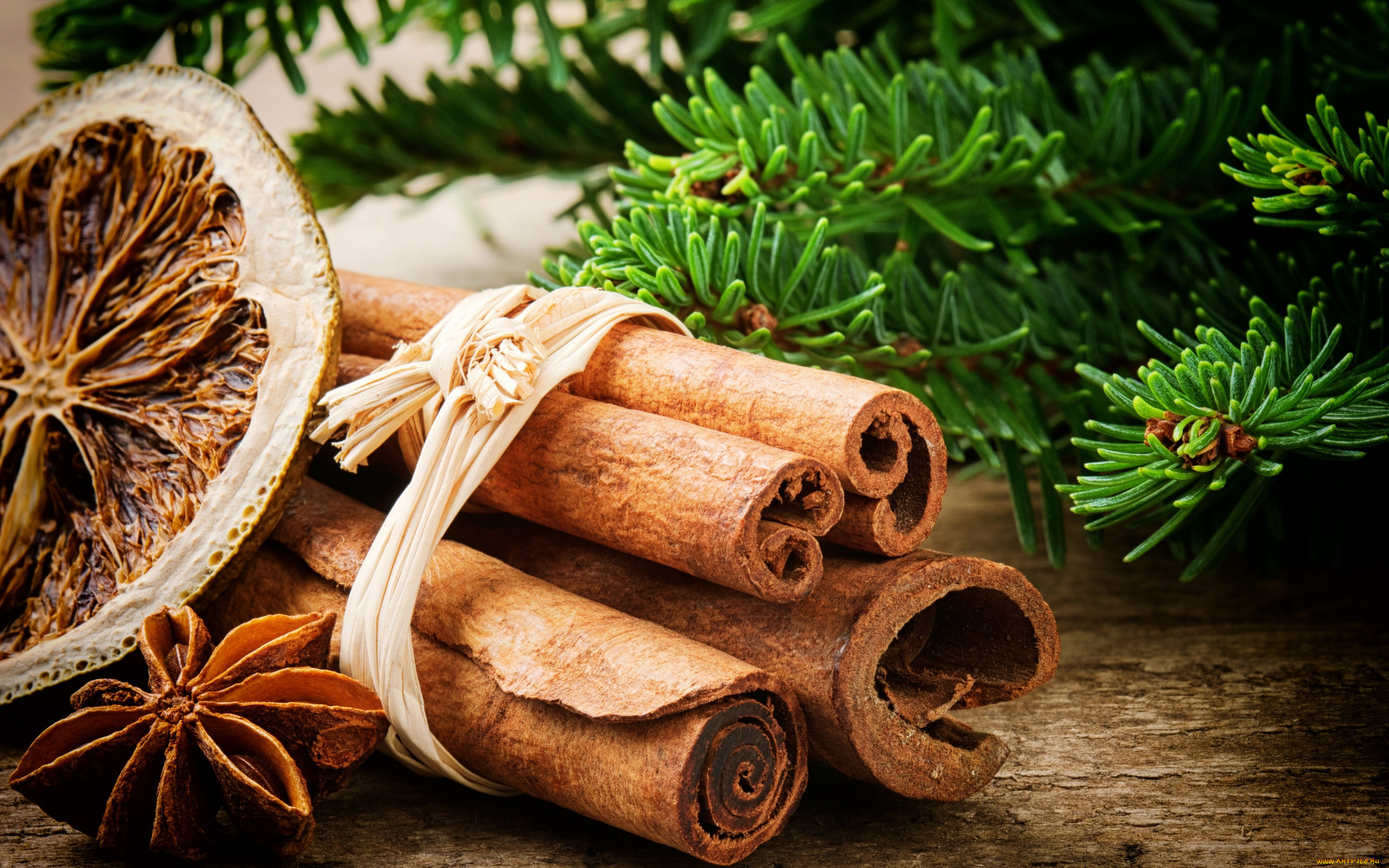 праздничные, угощения, ломтики, лимоны, корица, елка