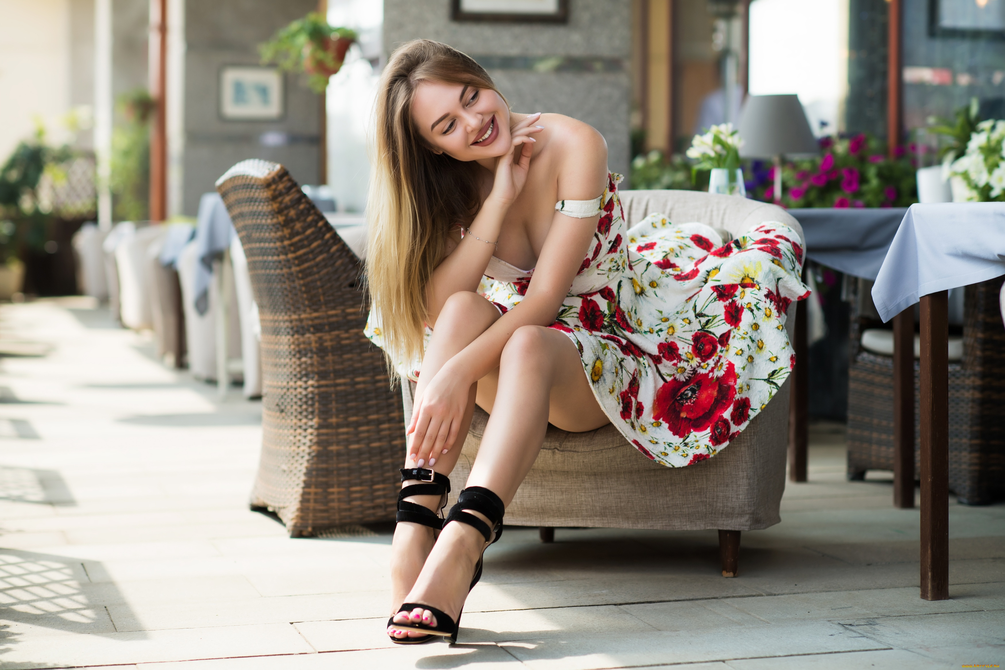 девушки, -, брюнетки, , шатенки, модель, красная, помада, декольте, белое, платье, улыбается, рука, об, лицо, сидит, на, стуле, ноги, волосы, свисают, женщины, открытом, воздухе