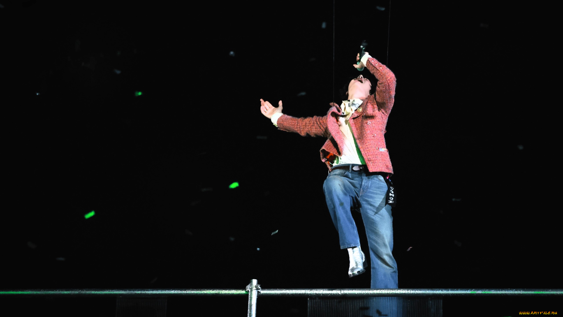 мужчины, wang, yi, bo, актер, певец, пиджак, джинсы, микрофон, прыжок