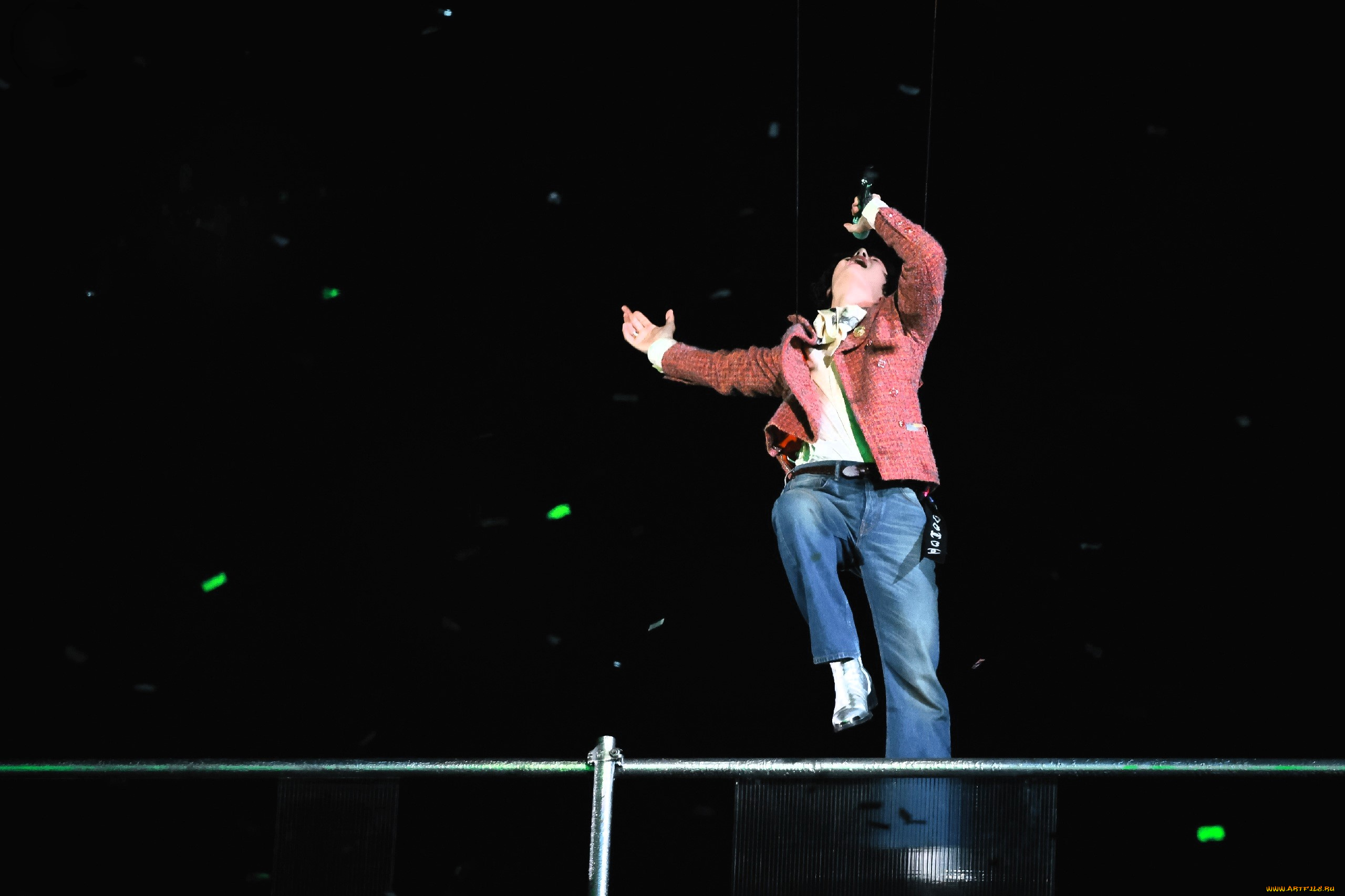 мужчины, wang, yi, bo, актер, певец, пиджак, джинсы, микрофон, прыжок