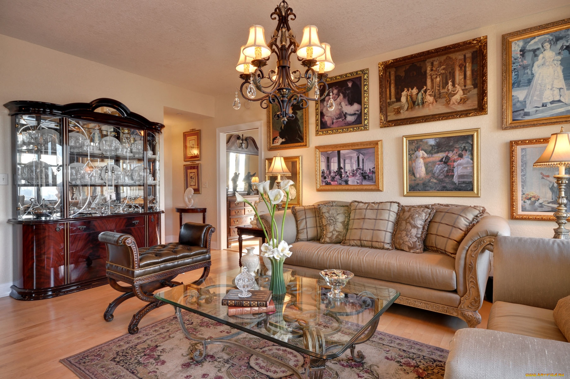 интерьер, гостиная, диван, цветы, картины