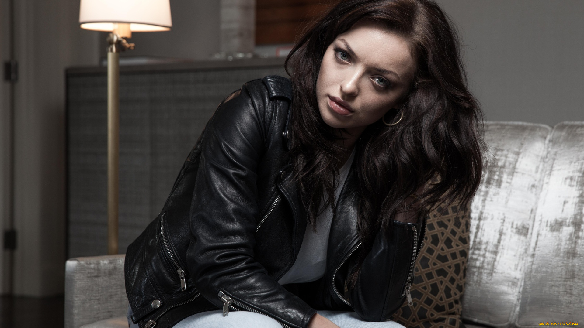 девушки, francesca, fisher-eastwood, актриса, диван, куртка, брюнетка, francesca, fisher-eastwood