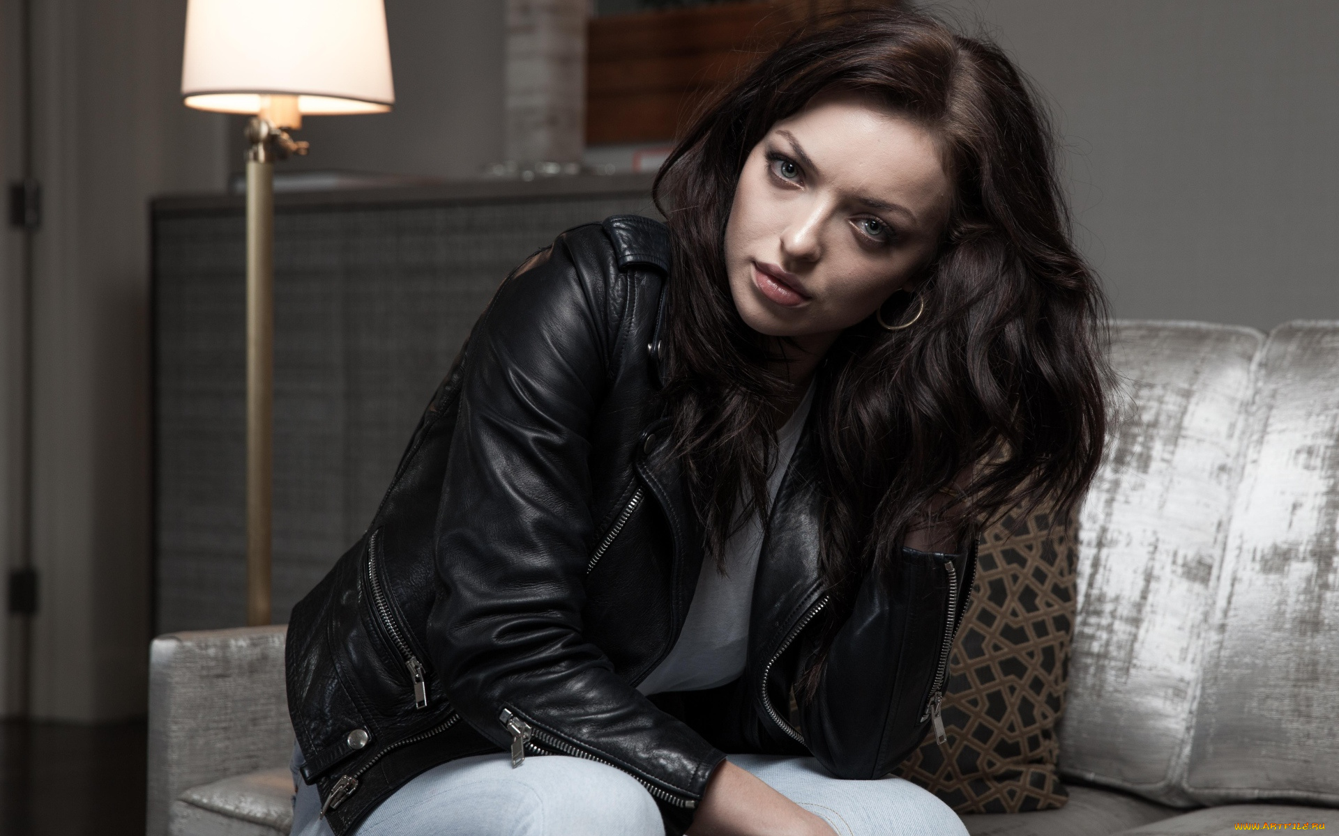 девушки, francesca, fisher-eastwood, актриса, диван, куртка, брюнетка, francesca, fisher-eastwood
