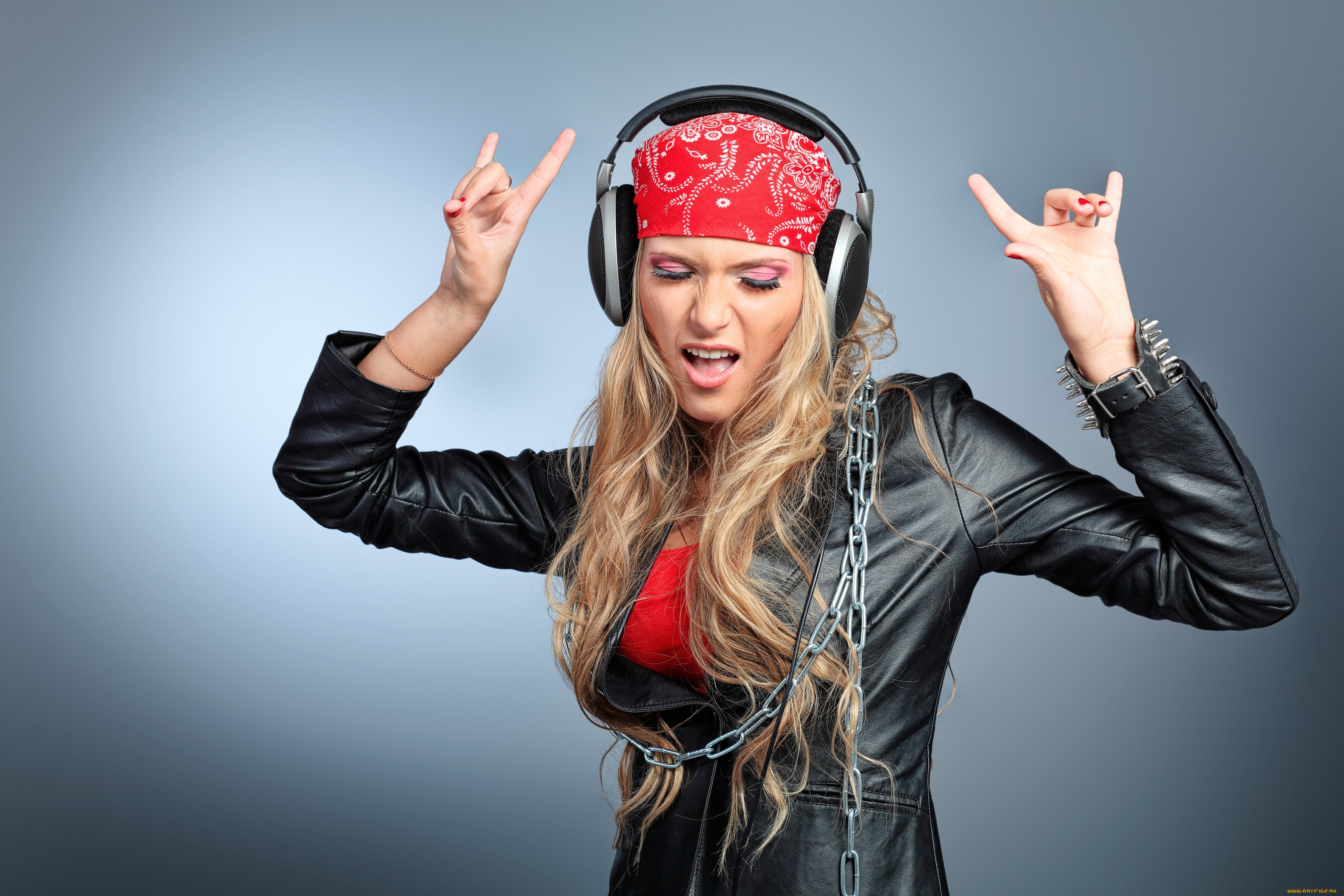 девушки, -unsort, , креатив, блондинка, пальцы, куртка, цепь, наушники, бандана, стиль, настроение, жест