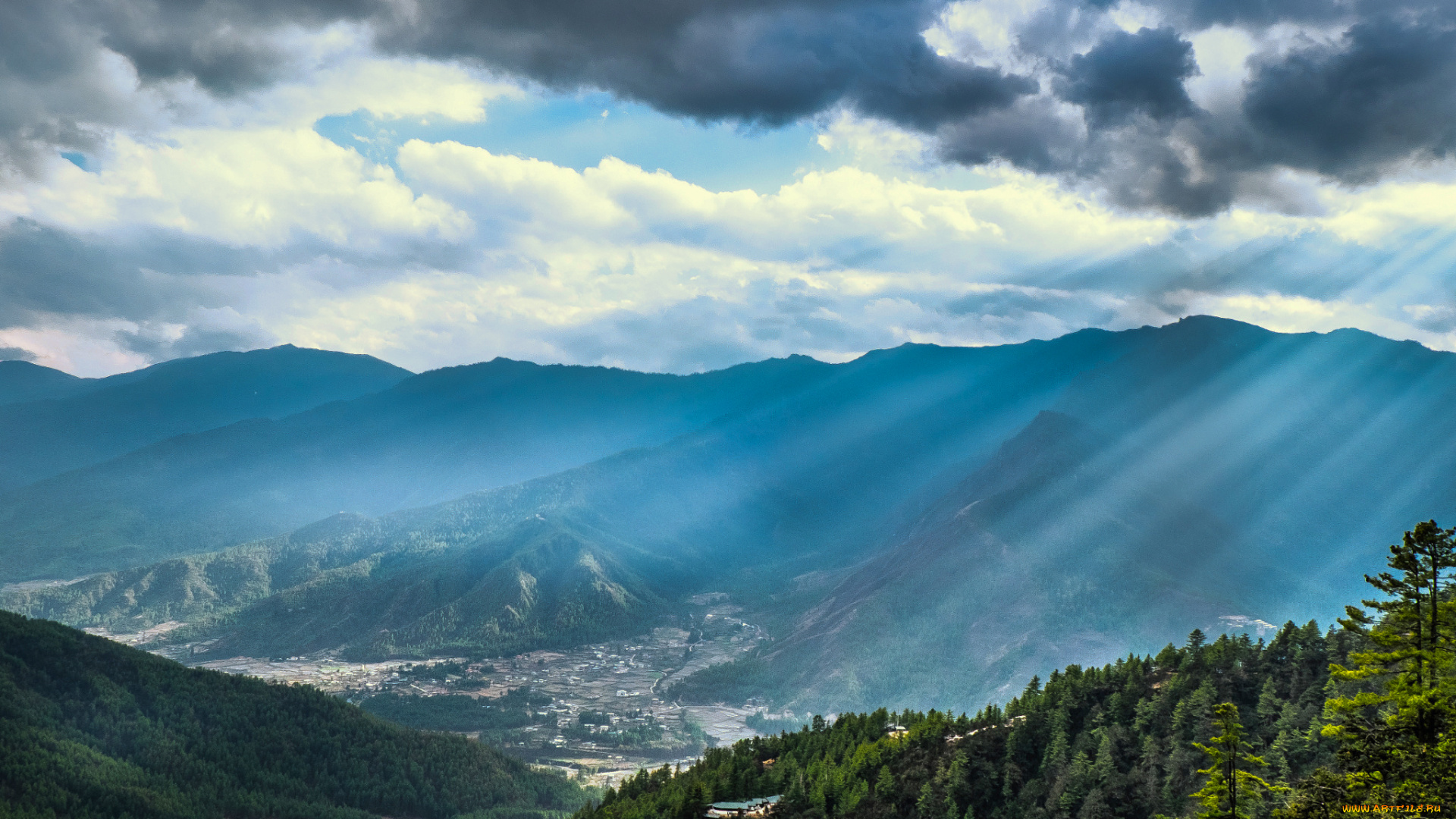 природа, горы, склон, лес, долина, хлолмы, облака, лучи, тучи