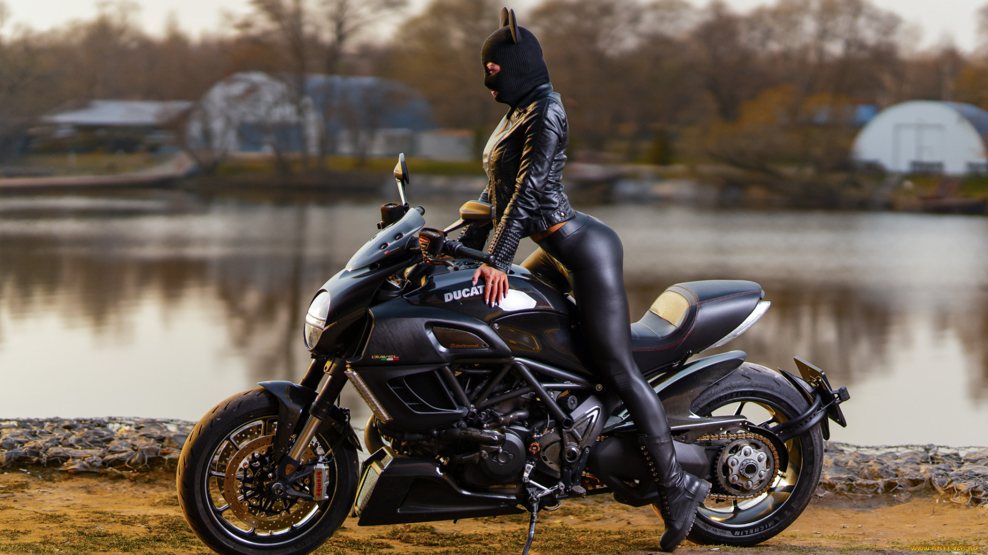 девушка, и, ducati, diavel, мотоциклы, мото, с, девушкой, глядя, в, сторону, озеро, деревья, ducati, diavel, черная, одежда, кожаные, куртки, леггинсы, маска, девушка, женщины, с, мотоциклами