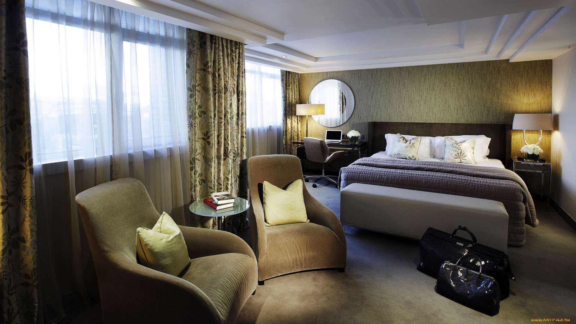 интерьер, спальня, кресла, кровать, подушки, покрывало, светильники, занавески