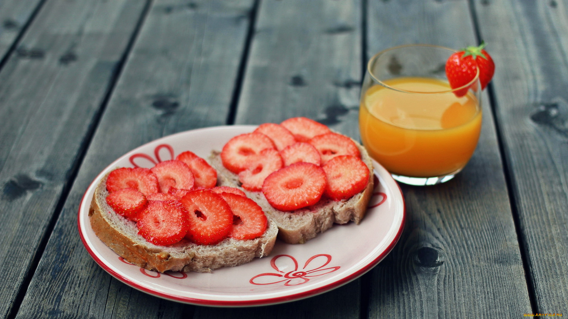 еда, бутерброды, , гамбургеры, , канапе, стакан, тарелка, сок, клубника, хлеб