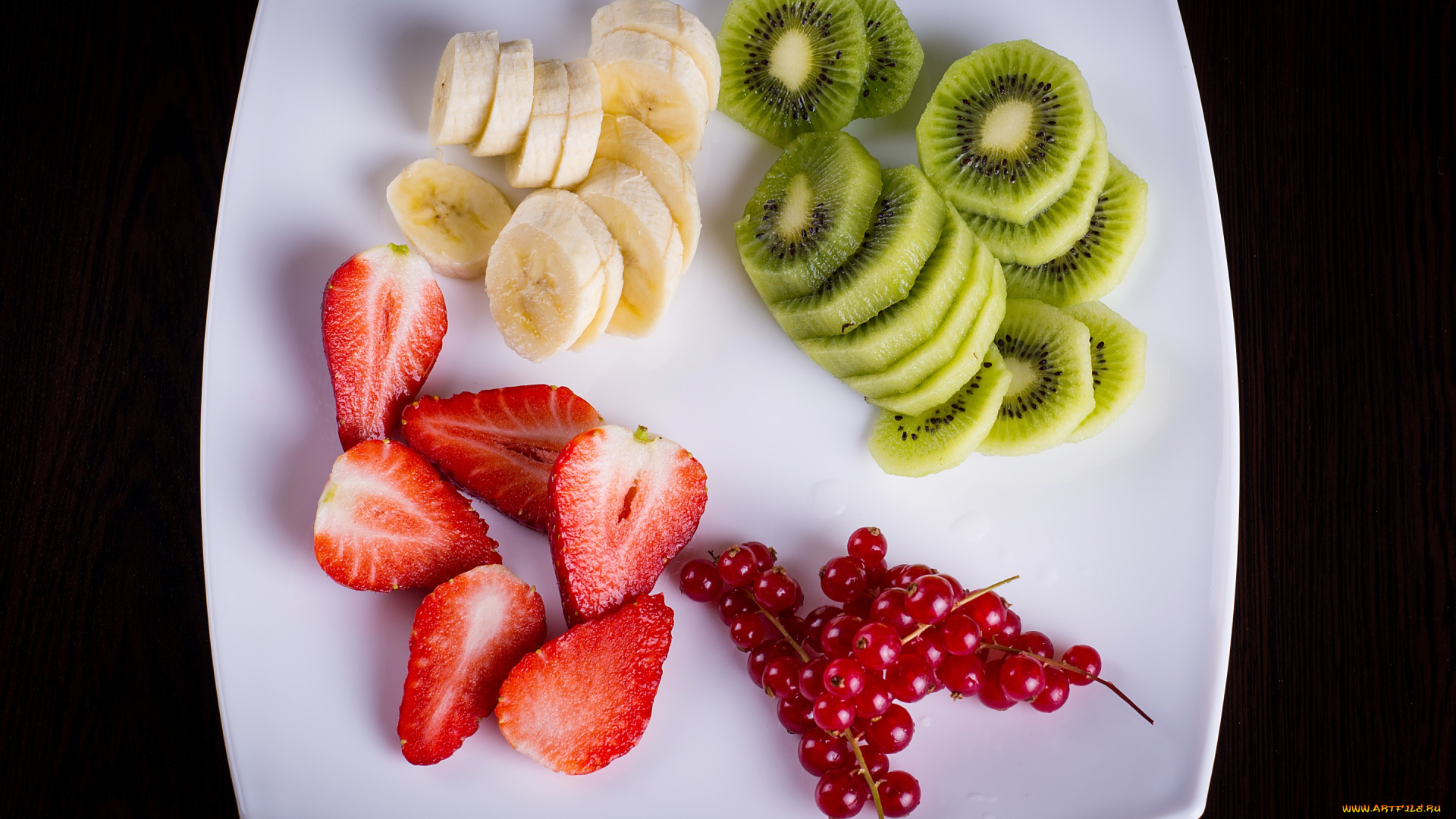 еда, фрукты, , ягоды, смородина, банан, berries, fruits, fresh, тарелка, киви, клубника, десерт, ягоды, фруктовый, салат