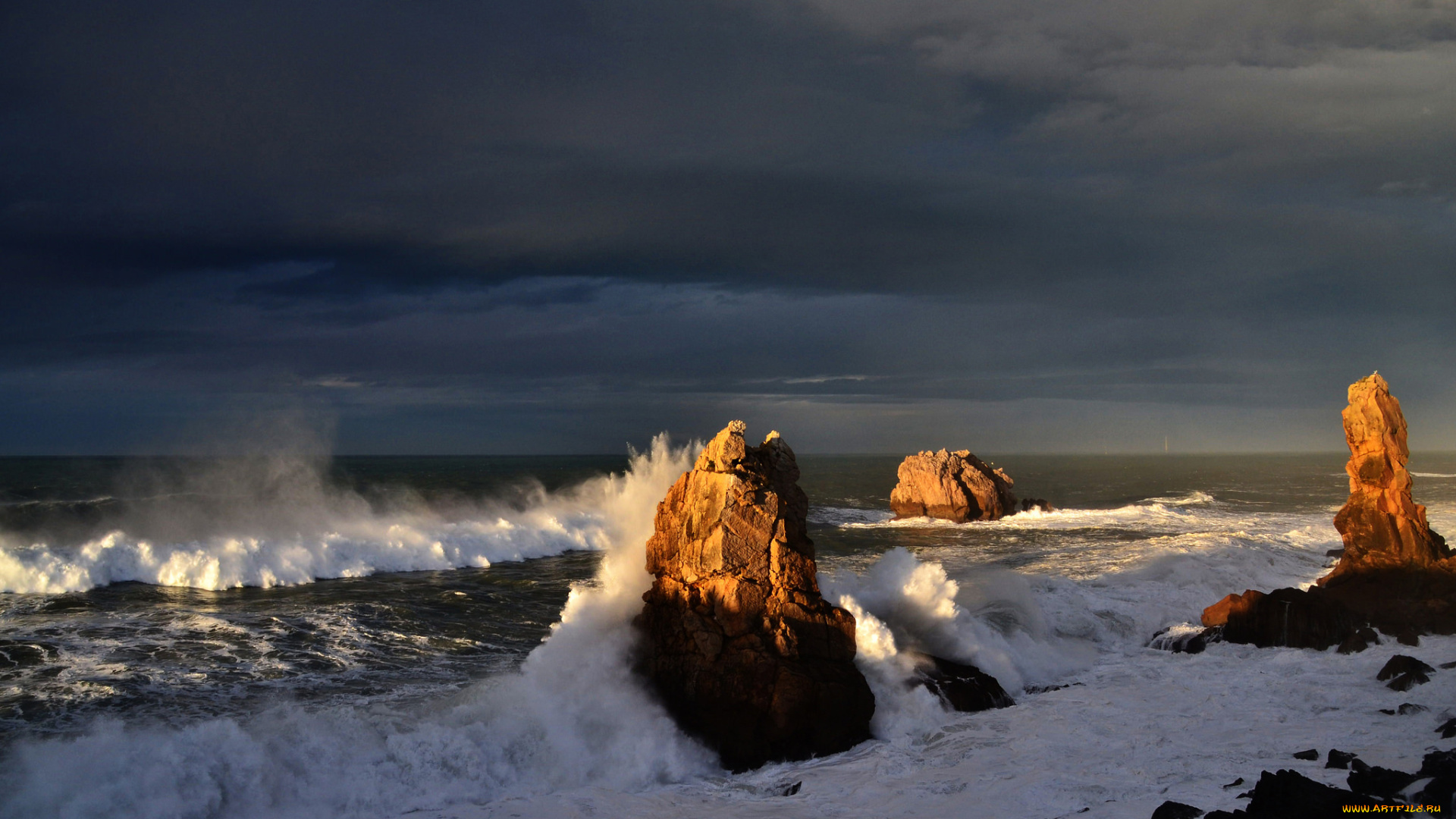 природа, побережье, море, брызги, шторм, тучи, небо, скалы, волны