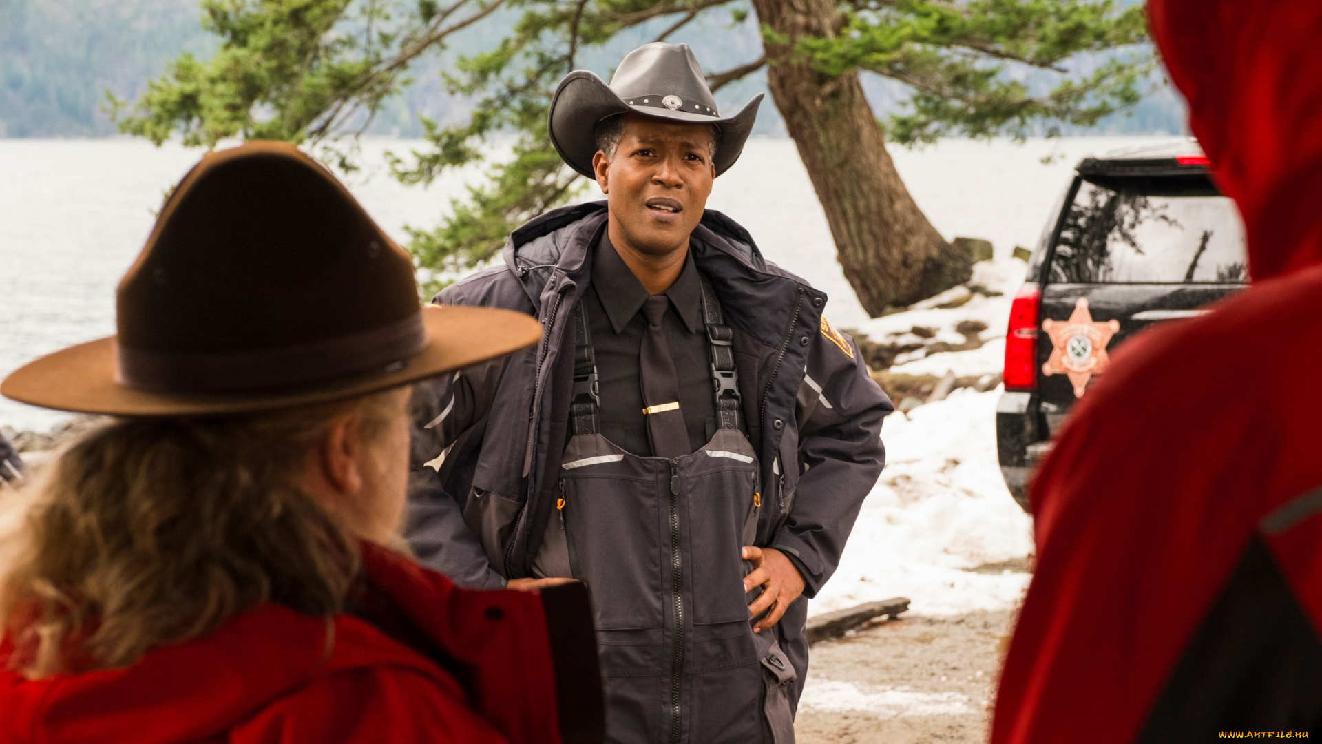 кино, фильмы, resident, alien, , сериал, шериф, люди, машина, дерево, озеро