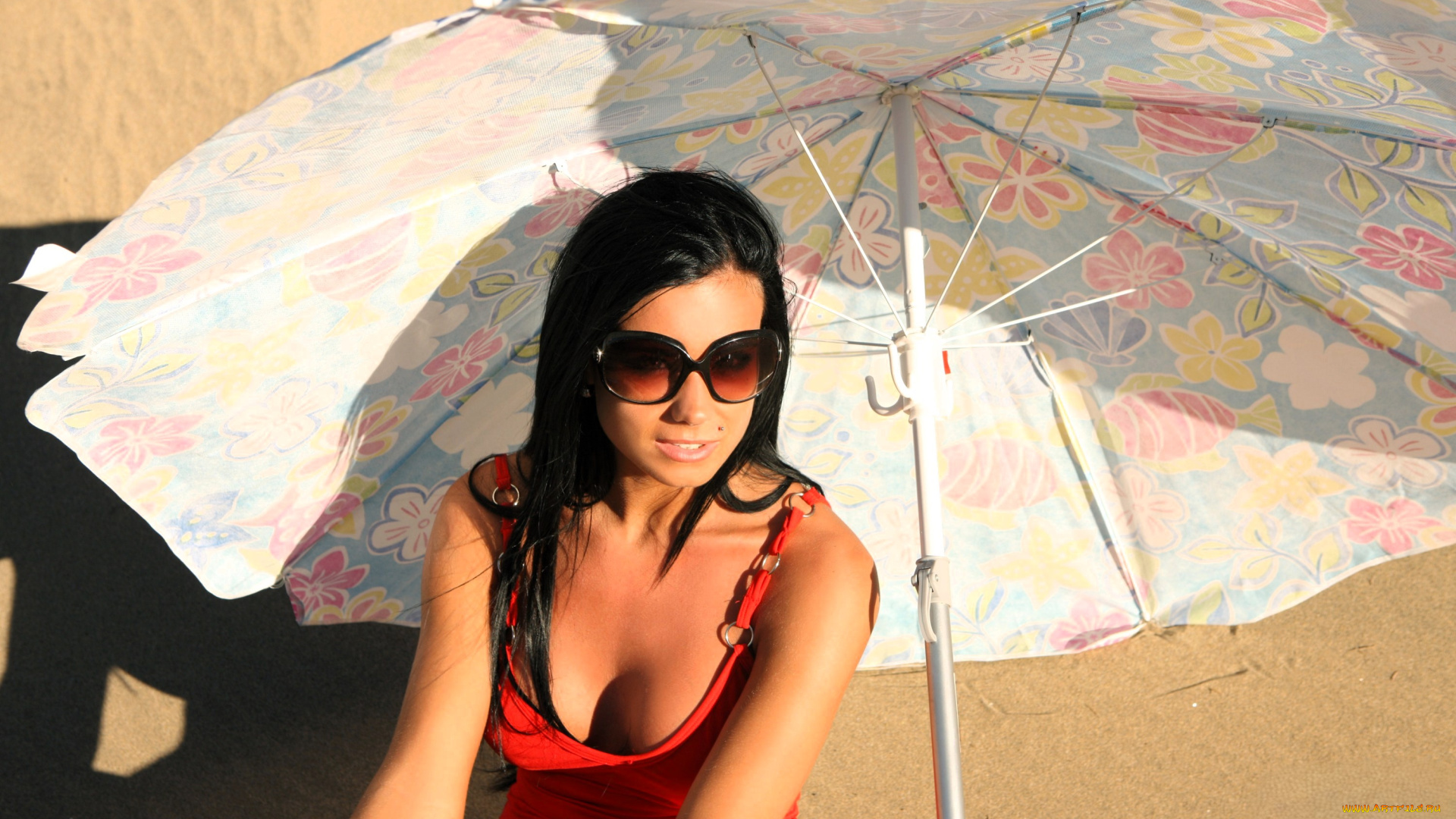девушки, ashley, bulgari, брюнетка, очки, платье, зонт, песок, пляж