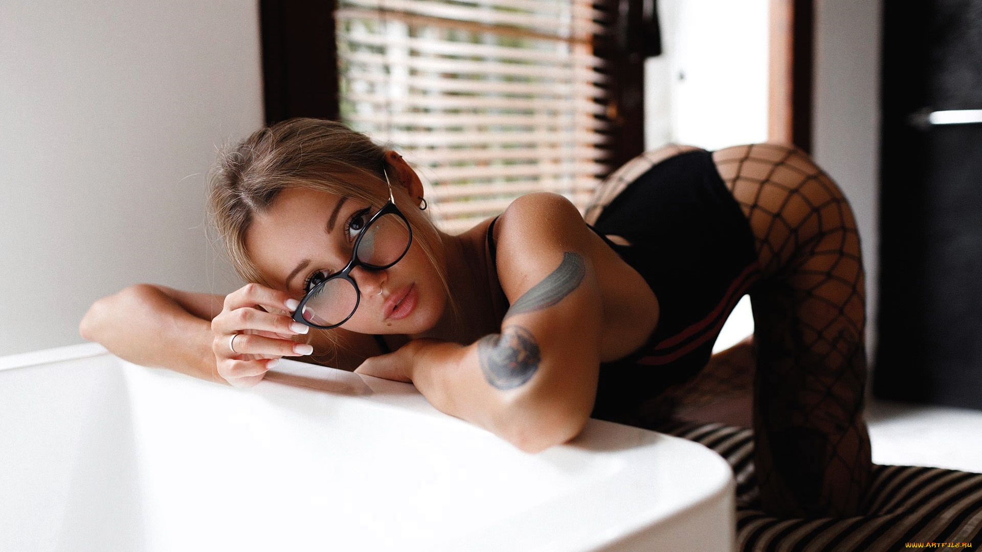 mikimakey, девушки, -, брюнетки, , шатенки, русая, очки, тату, поза, купальник, колготки, сетка, стол