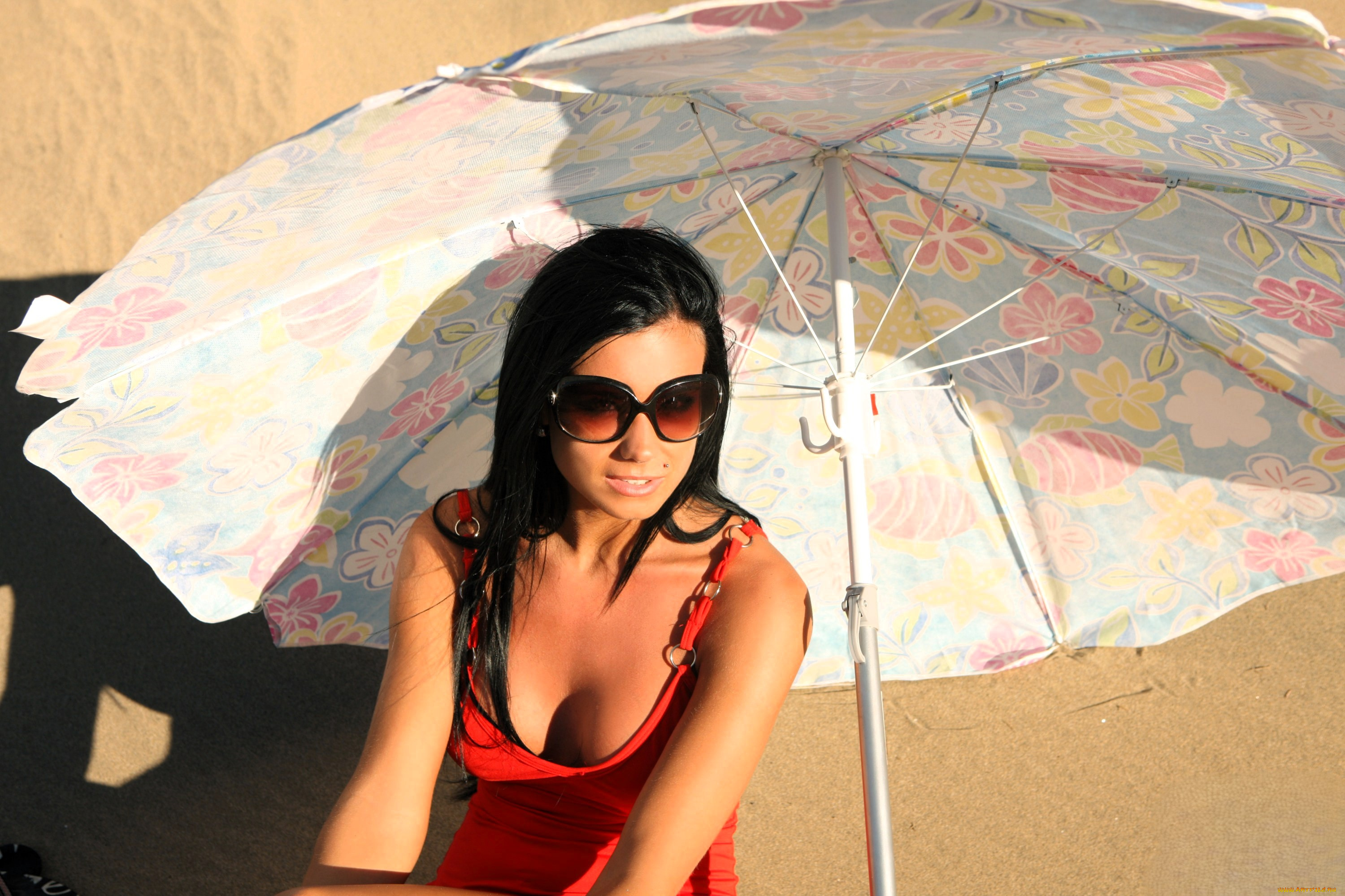 девушки, ashley, bulgari, брюнетка, очки, платье, зонт, песок, пляж