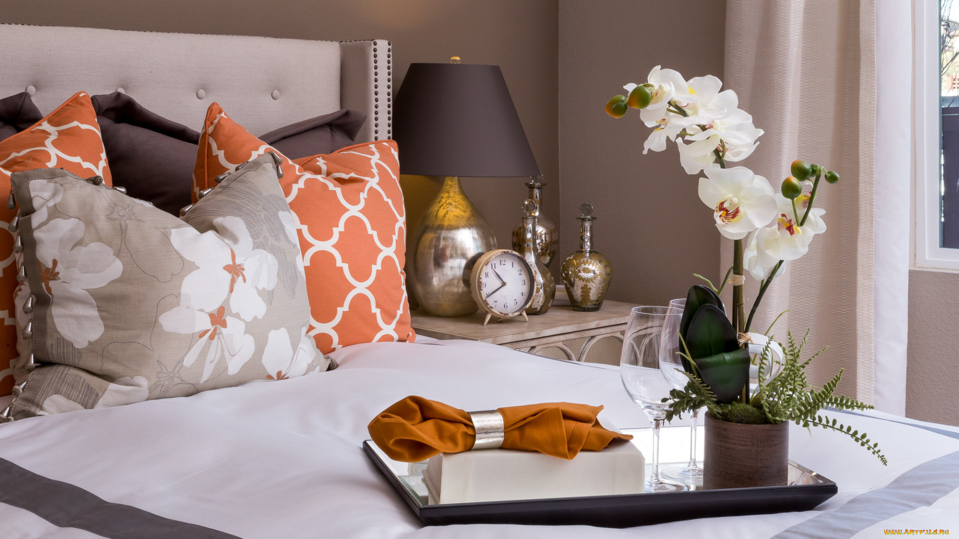 интерьер, спальня, поднос, орхидея, кровать, часы, подушки, салфетка, лампа