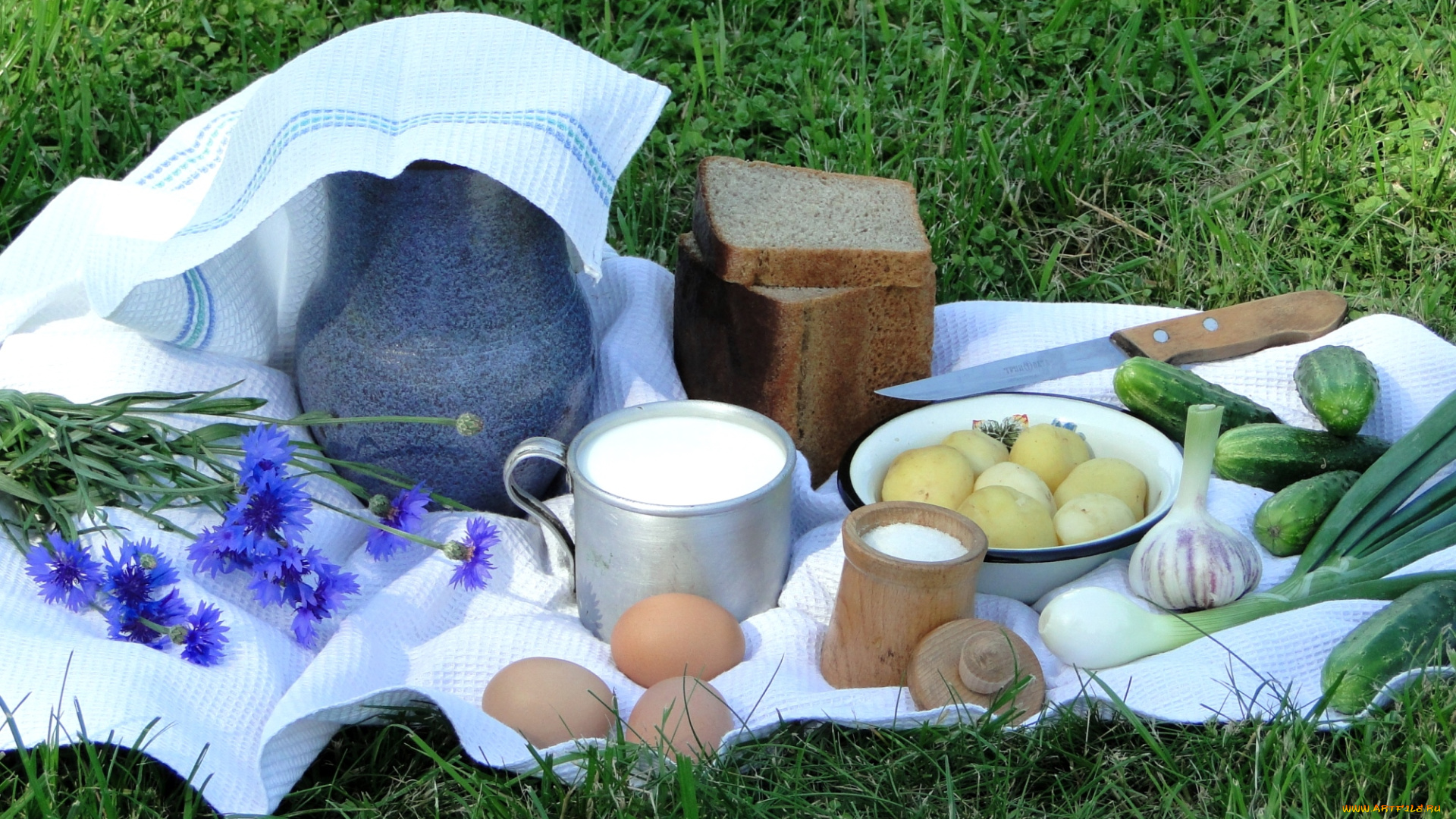 еда, натюрморт, васильки, кувшин, хлеб, яйца, молоко, картошка, огурцы, соль, лук, чеснок