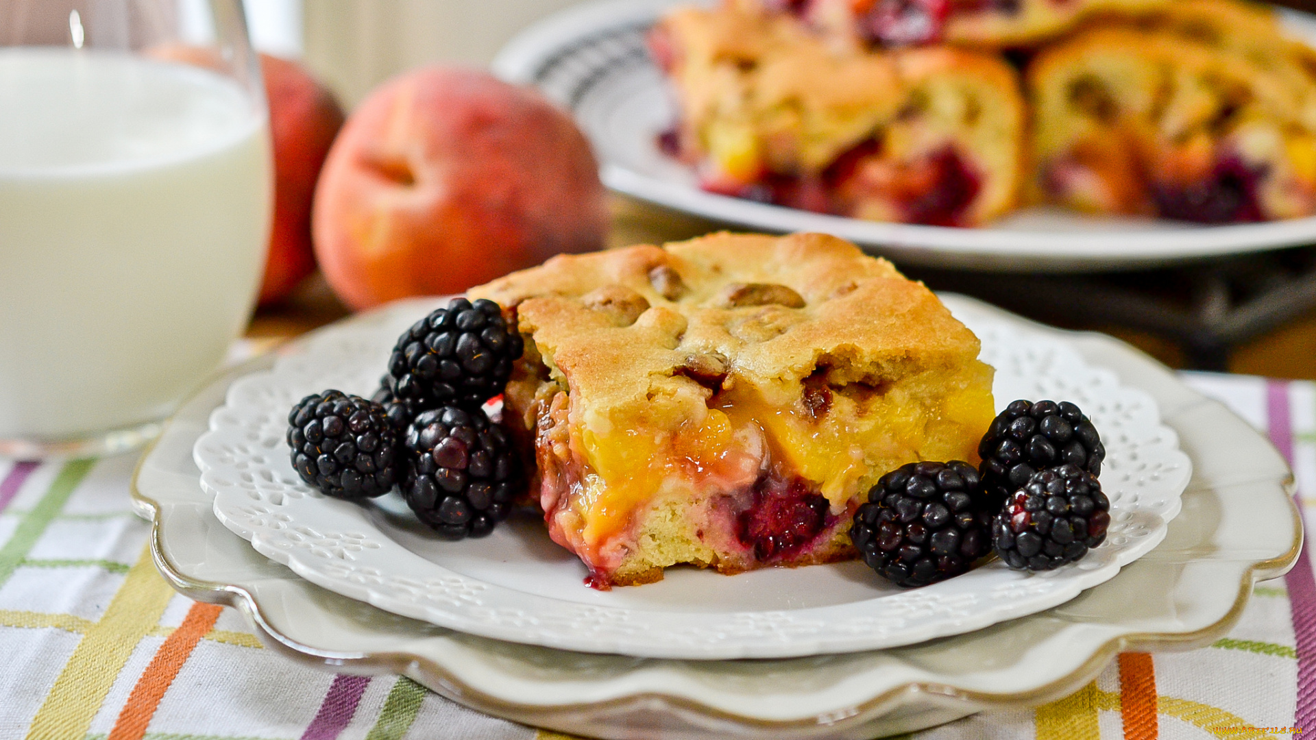 еда, пироги, ежевика, ягоды, молоко, тарелки