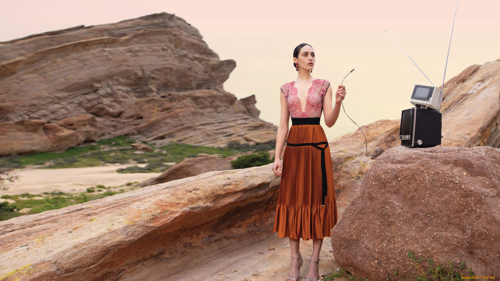 девушки, emmy, rossum, каблуки, юбка, скалы, провод, антенна, телевизоры