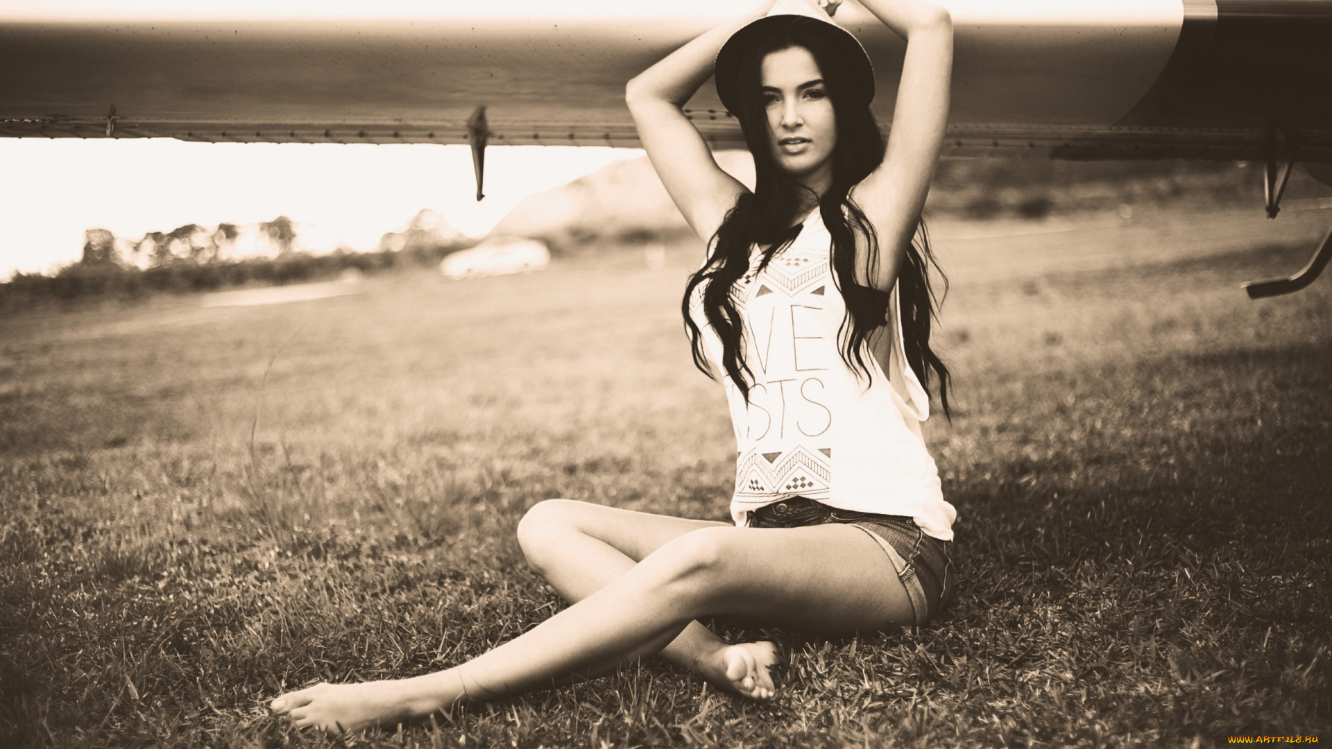 девушки, -unsort, , Черно-белые, обои, шорты, шляпа, поле, футболка, самолет