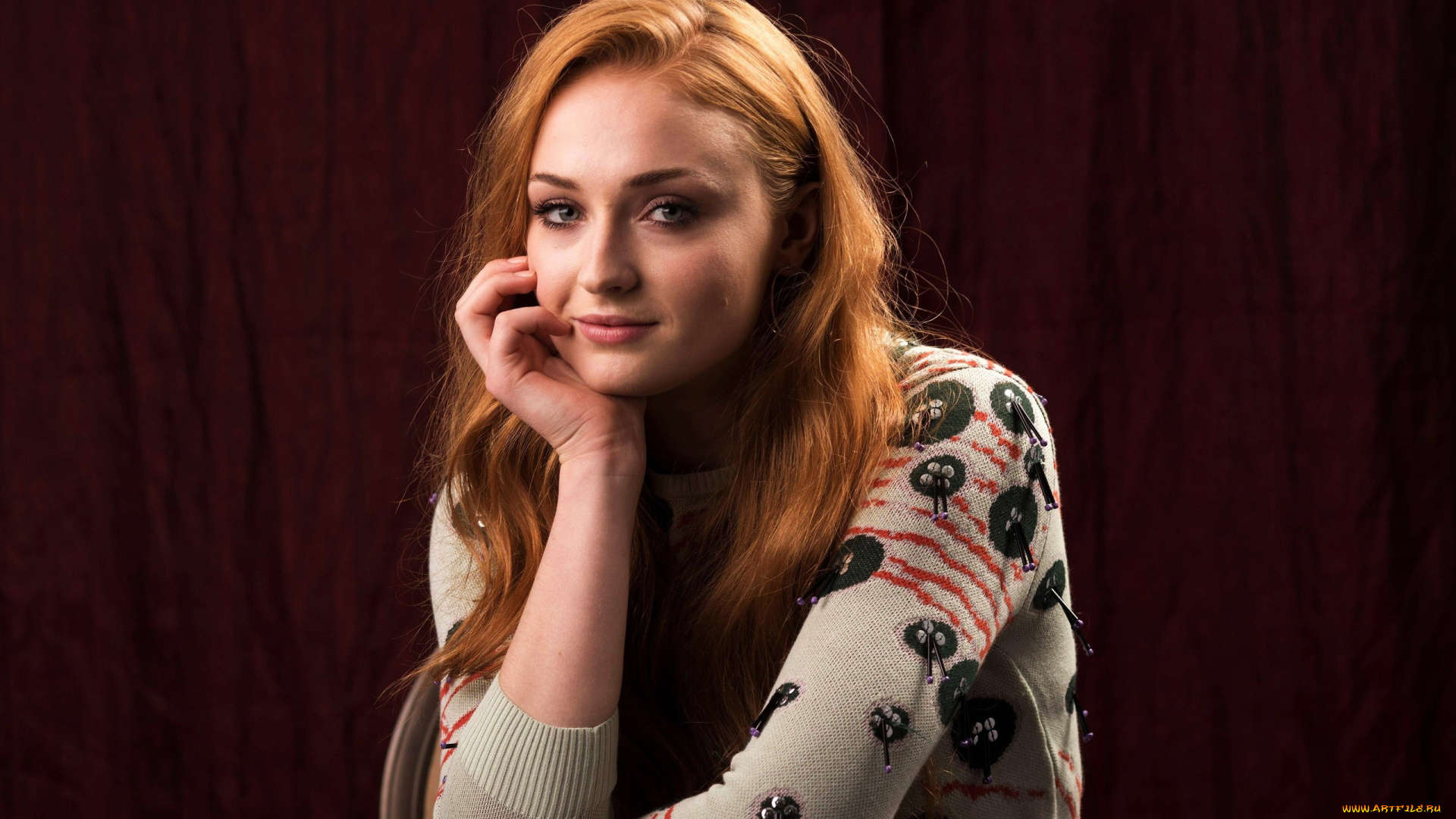 девушки, sophie, turner, рыжеволосая, улыбка, жест