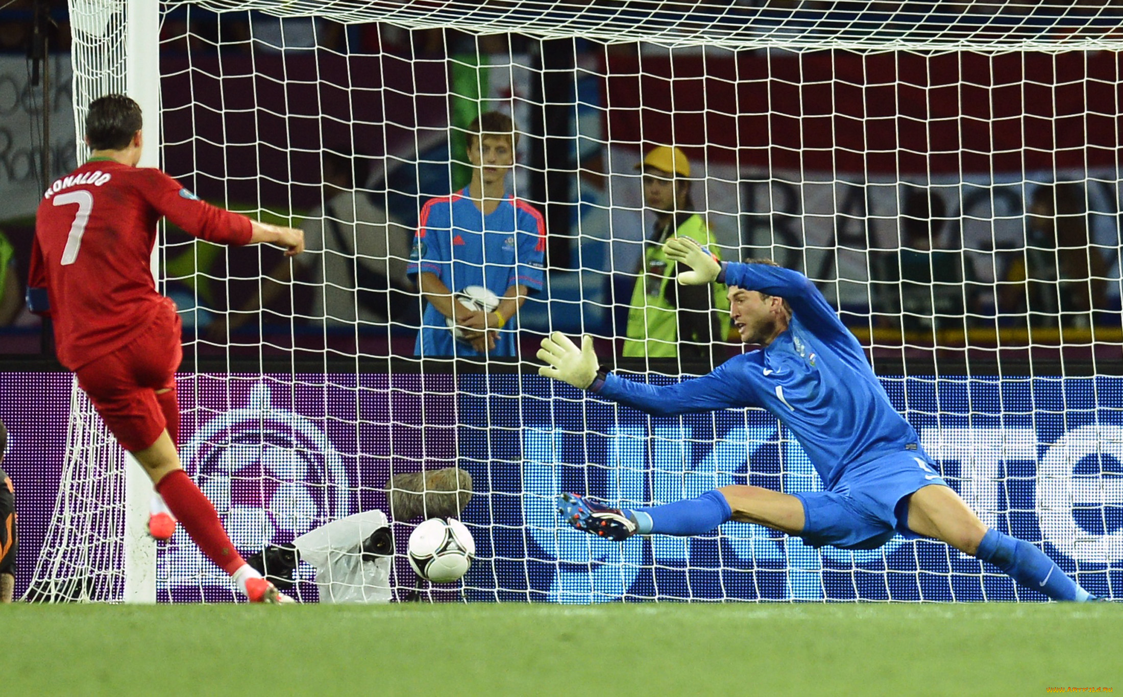 спорт, футбол, вратарь, ворота, гол, рональдо, мяч